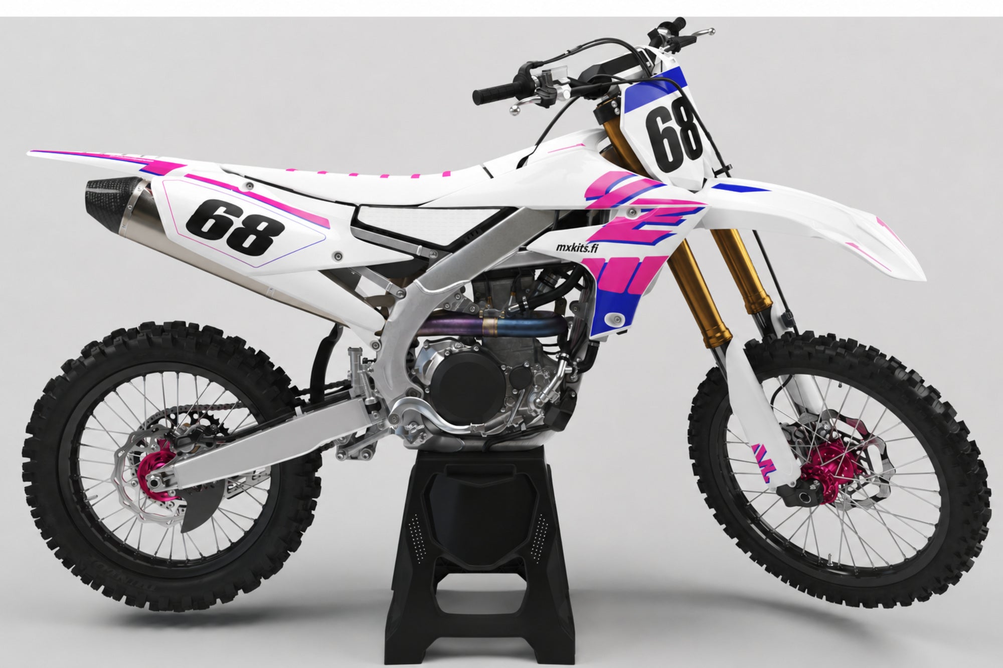 Yamaha Aavekoodi sponsoriton motocross-tarrasarja numerolla 68 ja mxkits.fi-grafiikalla, Yamaha-sininen, kontrastisävy, tumma antrasiitti ja valkoinen, studionäkymä