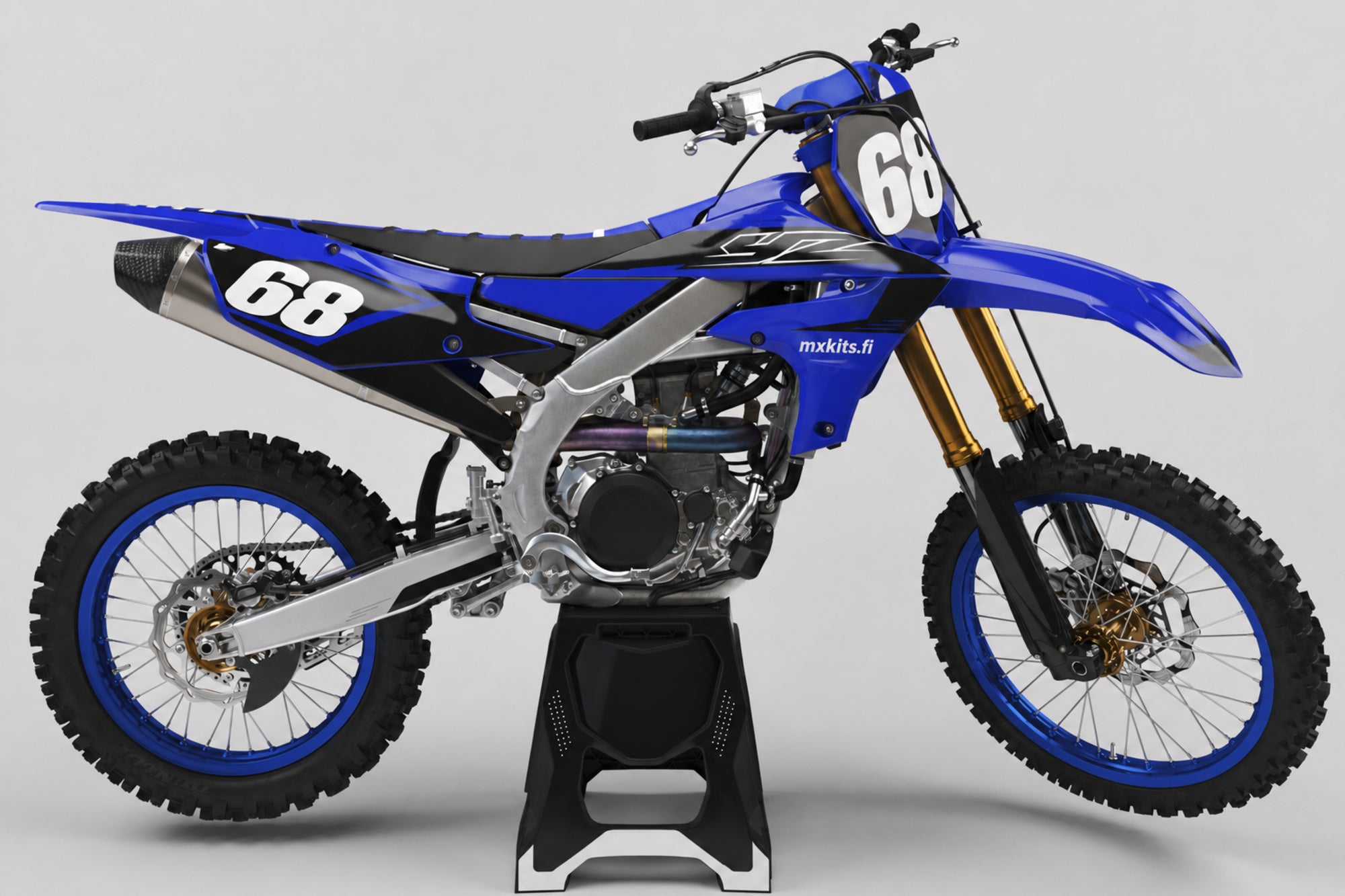 Yamaha Aavenuoli sponsoriton motocross-tarrasarja numerolla 68 ja mxkits.fi-grafiikalla, Yamaha-sininen, kontrastisävy, tumma antrasiitti ja valkoinen, studionäkymä