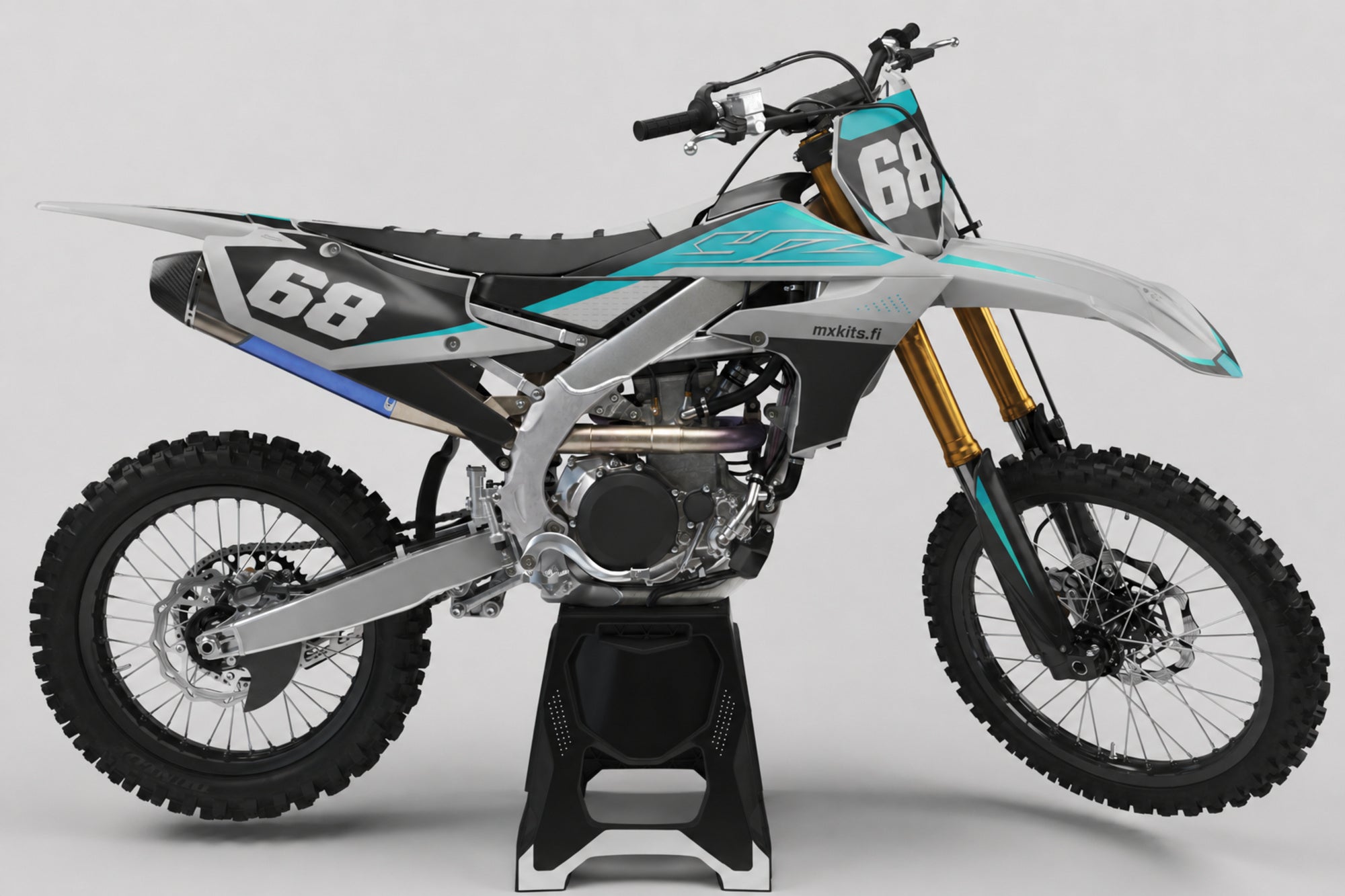 Yamaha Aaverata sponsoriton motocross-tarrasarja numerolla 68 ja mxkits.fi-grafiikalla, kilpapunainen, Yamaha-sininen, musta ja valkoinen, studionäkymä