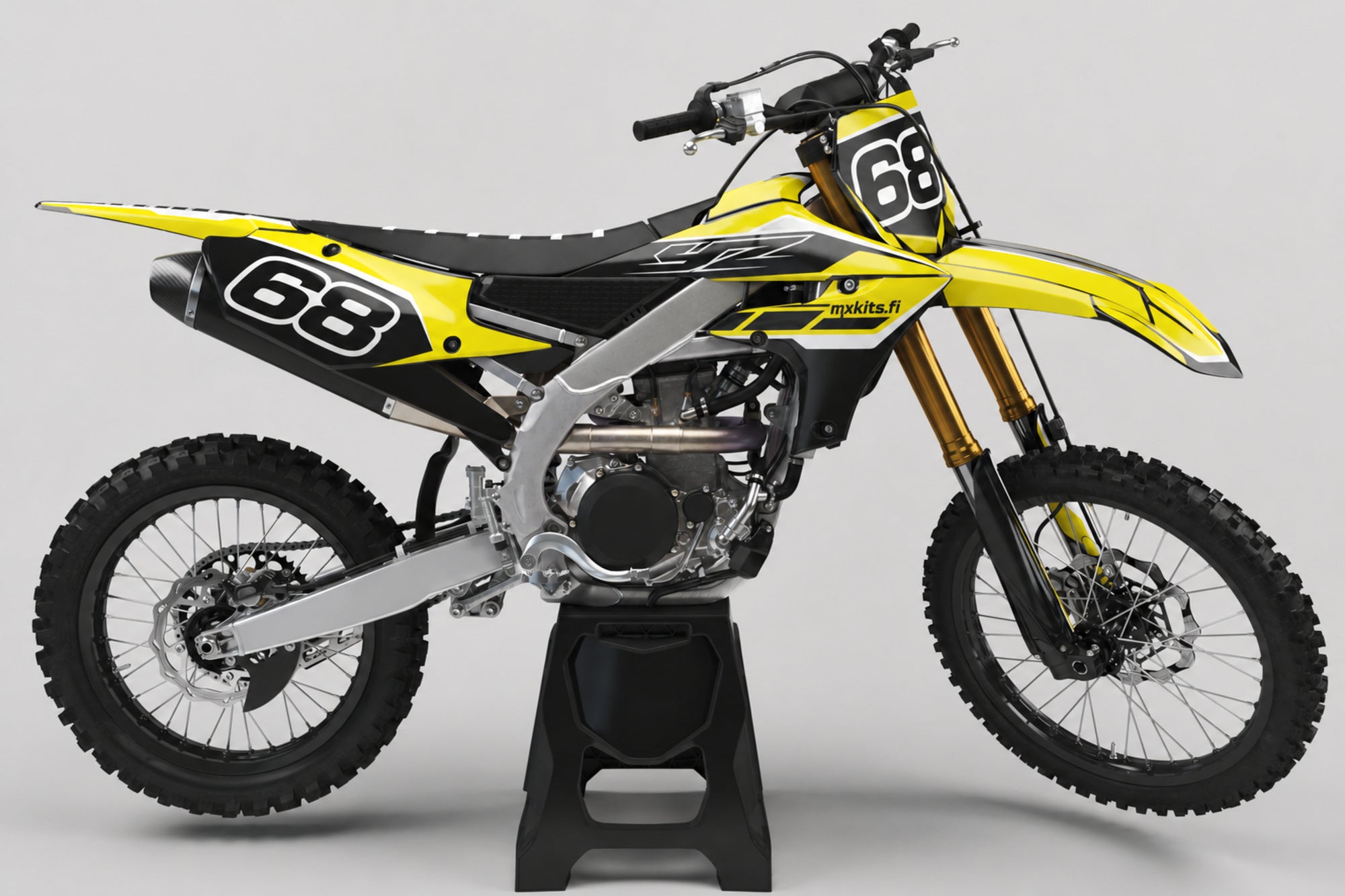 Yamaha Aavevire sponsoriton motocross-tarrasarja numerolla 68 ja mxkits.fi-grafiikalla, keltainen, lämmin kulta, Yamaha-sininen ja musta, studionäkymä