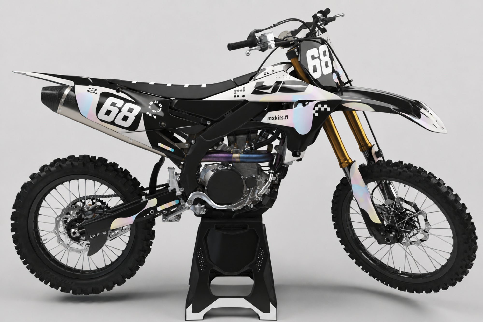 Yamaha Akseliisku sponsoriton motocross-tarrasarja numerolla 68 ja mxkits.fi-grafiikalla, Yamaha-sininen, kontrastisävy, tumma antrasiitti ja valkoinen, studionäkymä