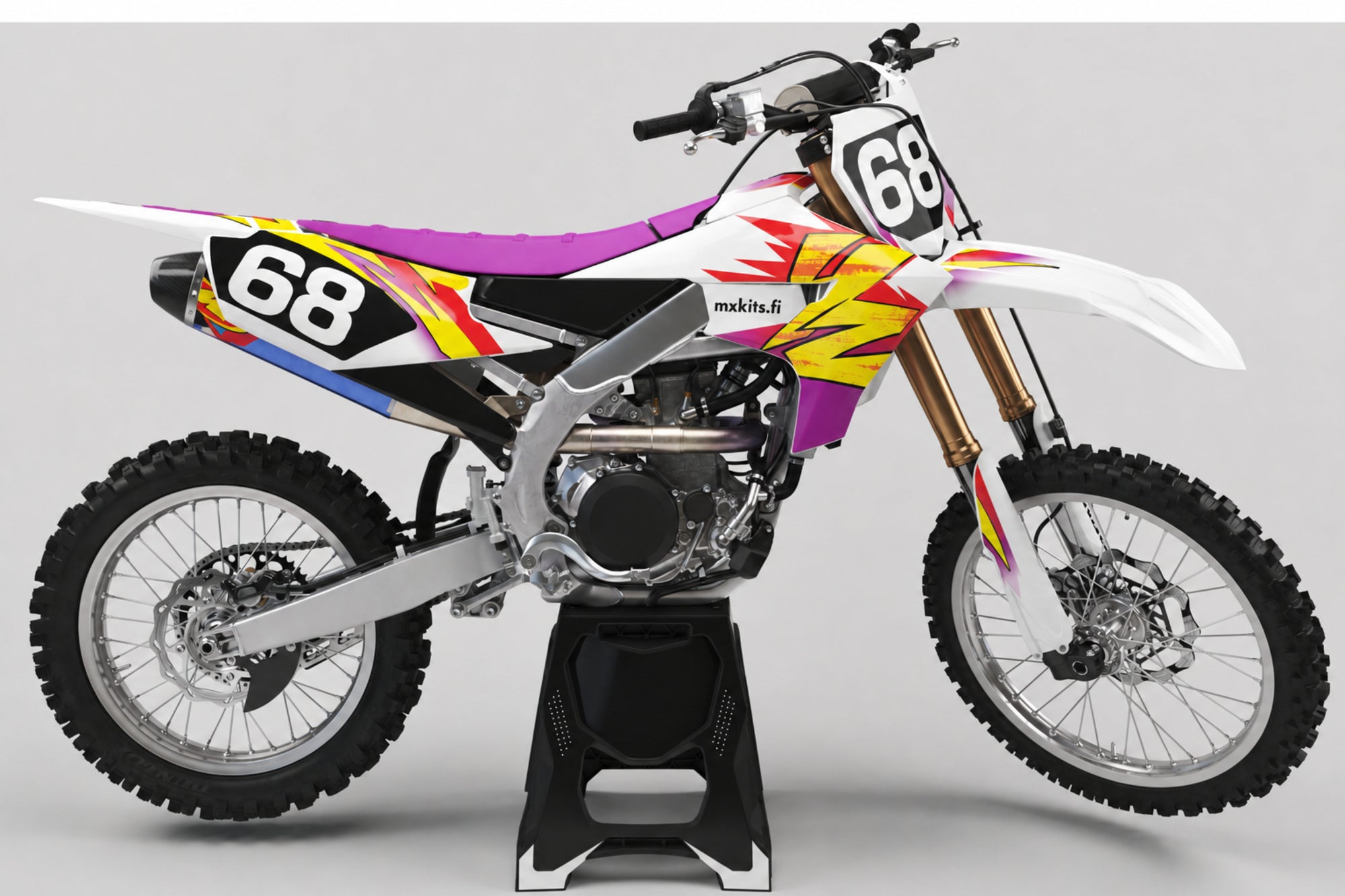 Yamaha Akselikaari sponsoriton motocross-tarrasarja numerolla 68 ja mxkits.fi-grafiikalla, Yamaha-sininen, kontrastisävy, tumma antrasiitti ja valkoinen, studionäkymä