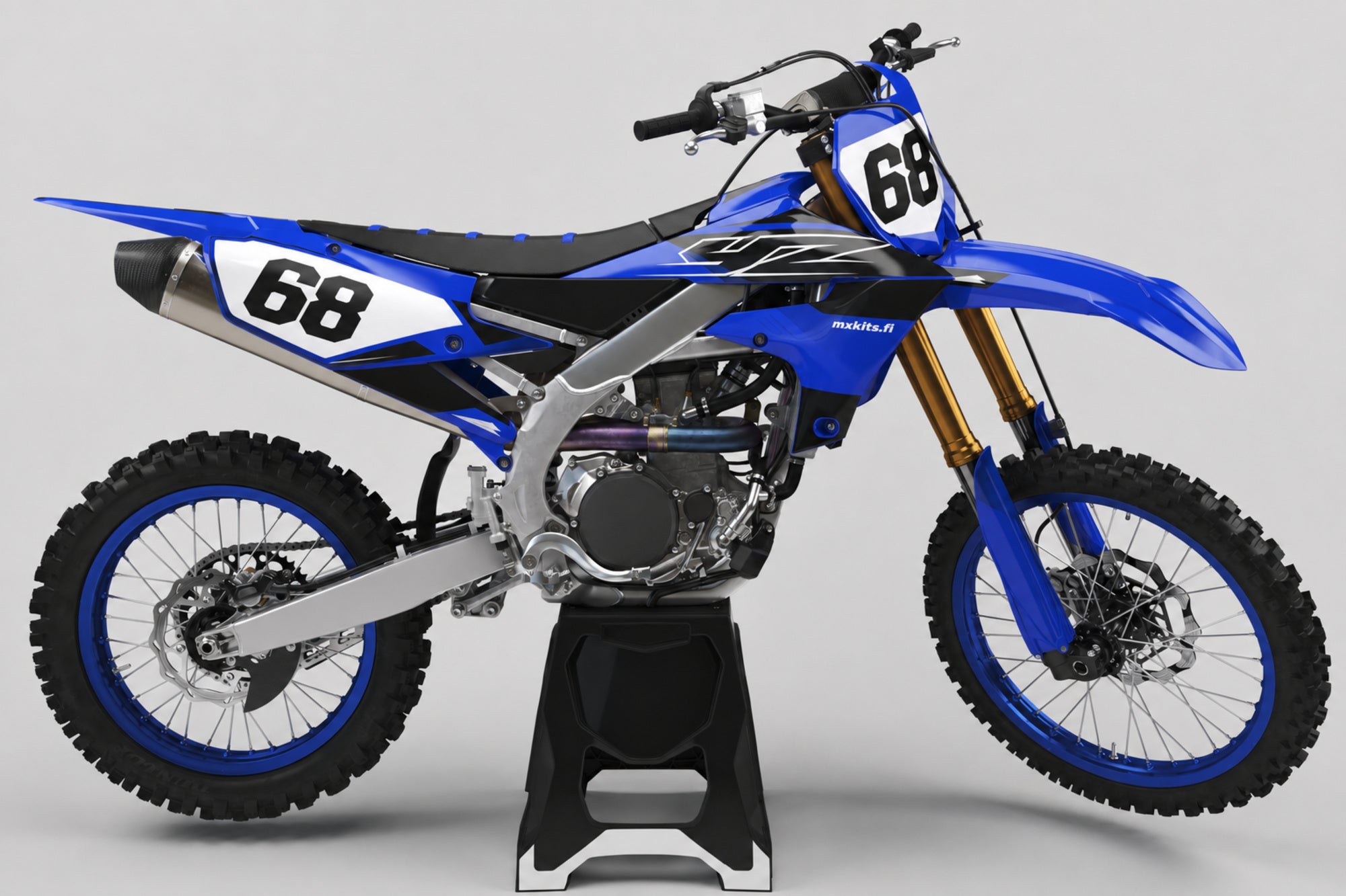 Yamaha Akselikiila sponsoriton motocross-tarrasarja numerolla 68 ja mxkits.fi-grafiikalla, Yamaha-sininen, kontrastisävy, tumma antrasiitti ja valkoinen, studionäkymä