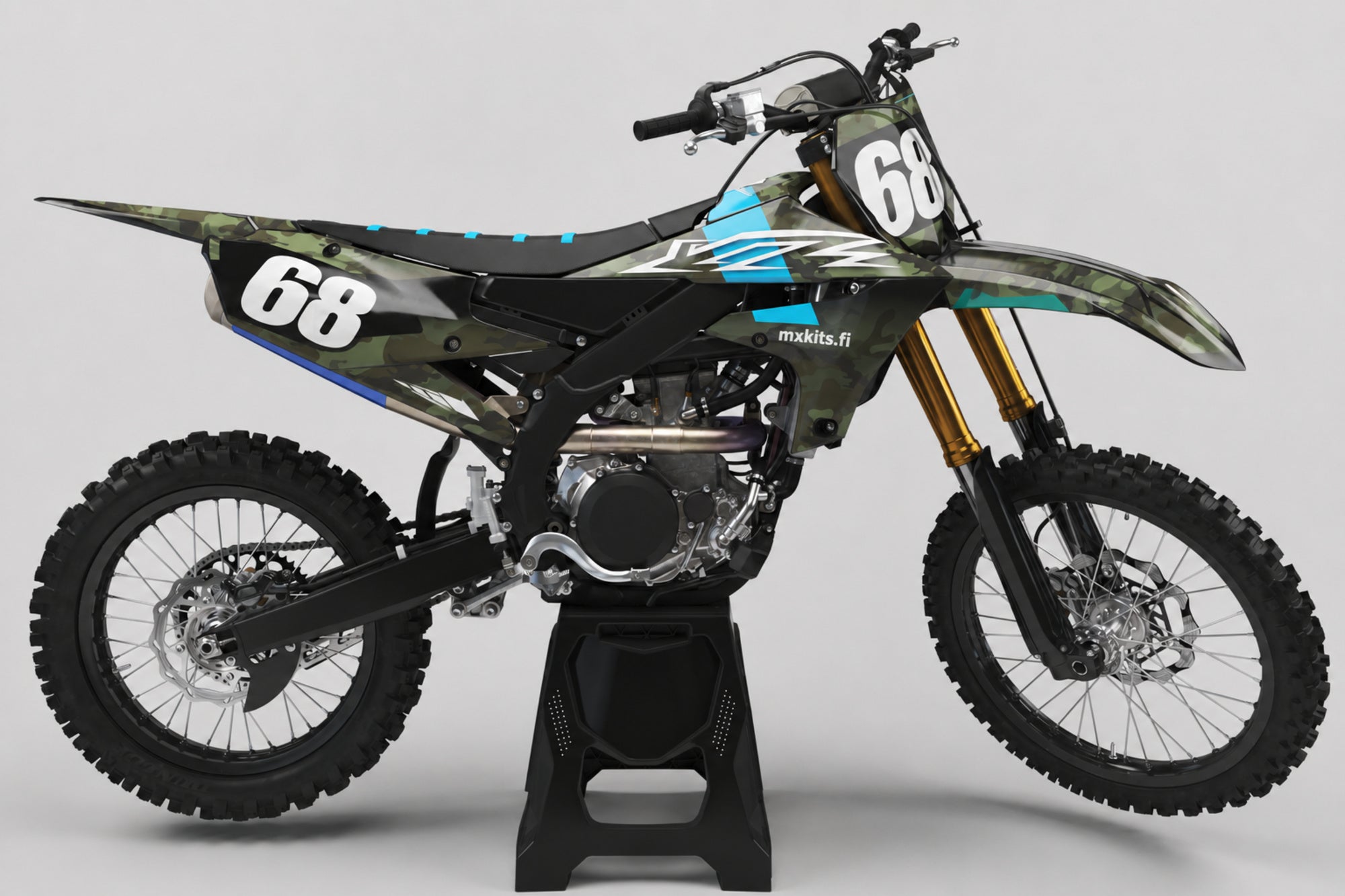 Yamaha Akselikoodi sponsoriton motocross-tarrasarja numerolla 68 ja mxkits.fi-grafiikalla, hiekka, oliivi, musta ja Yamaha-sininen, studionäkymä