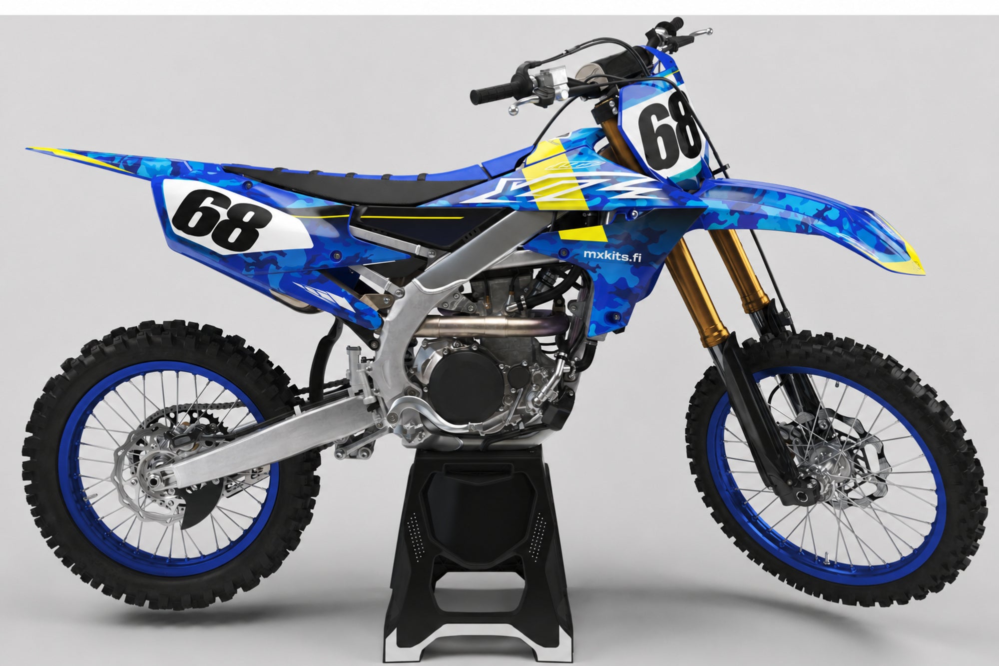 Yamaha Akselilinja sponsoriton motocross-tarrasarja numerolla 68 ja mxkits.fi-grafiikalla, Yamaha-sininen, laivastonsininen, syaani ja valkoinen, studionäkymä