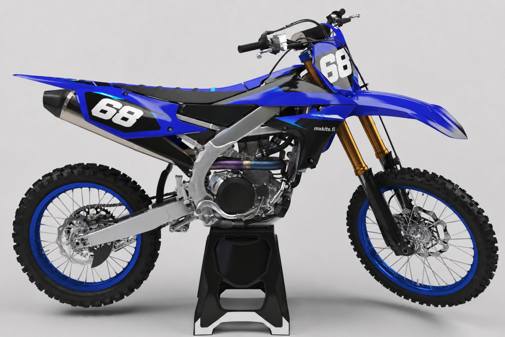 Yamaha Akselirata sponsoriton motocross-tarrasarja numerolla 68 ja mxkits.fi-grafiikalla, Yamaha-sininen, kontrastisävy, tumma antrasiitti ja valkoinen, studionäkymä