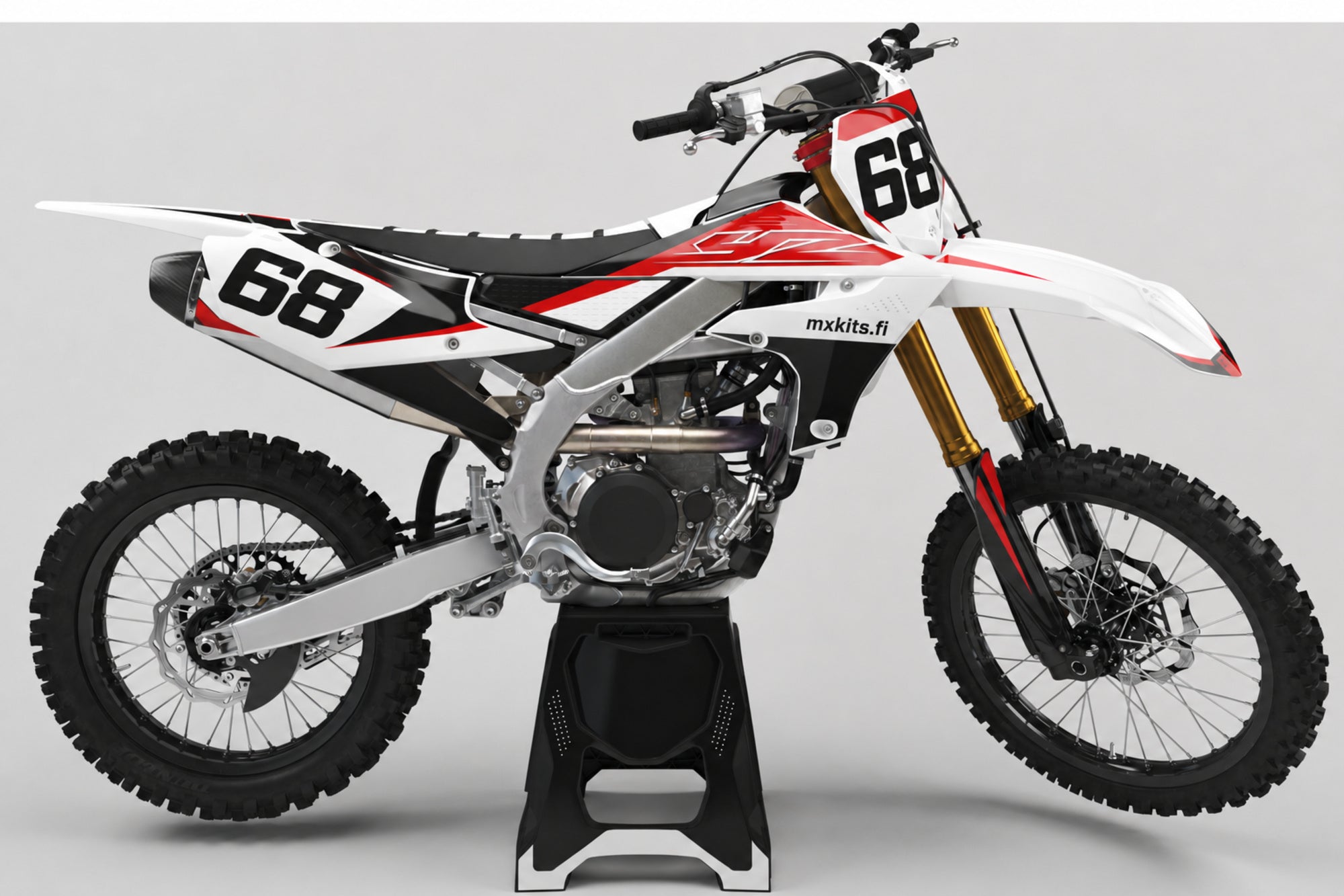Yamaha Akselivire sponsoriton motocross-tarrasarja numerolla 68 ja mxkits.fi-grafiikalla, kilpapunainen, Yamaha-sininen, musta ja valkoinen, studionäkymä