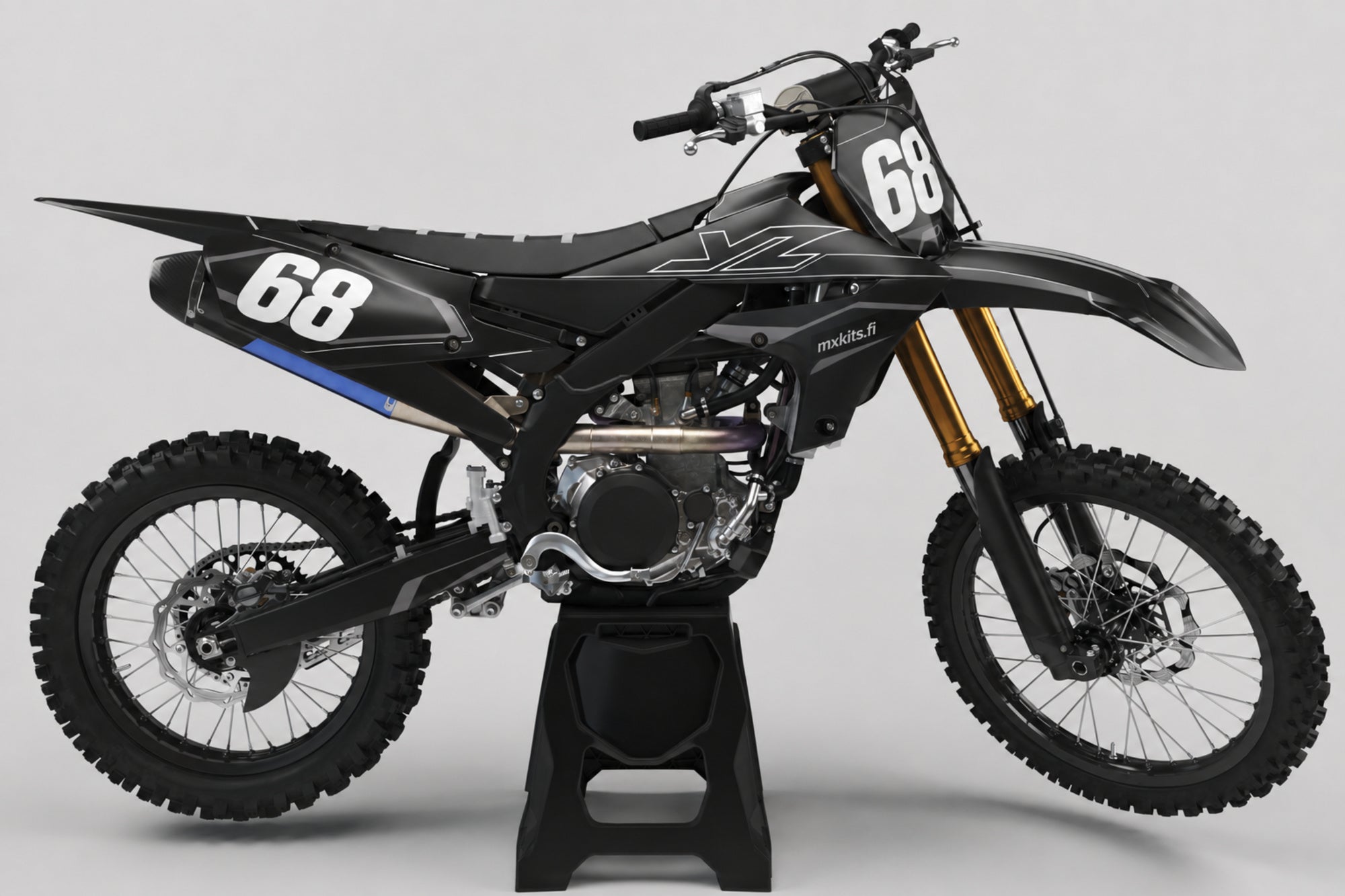 Yamaha Arktisisku sponsoriton motocross-tarrasarja numerolla 68 ja mxkits.fi-grafiikalla, musta, grafiitinharmaa, Yamaha-sininen ja valkoinen, studionäkymä