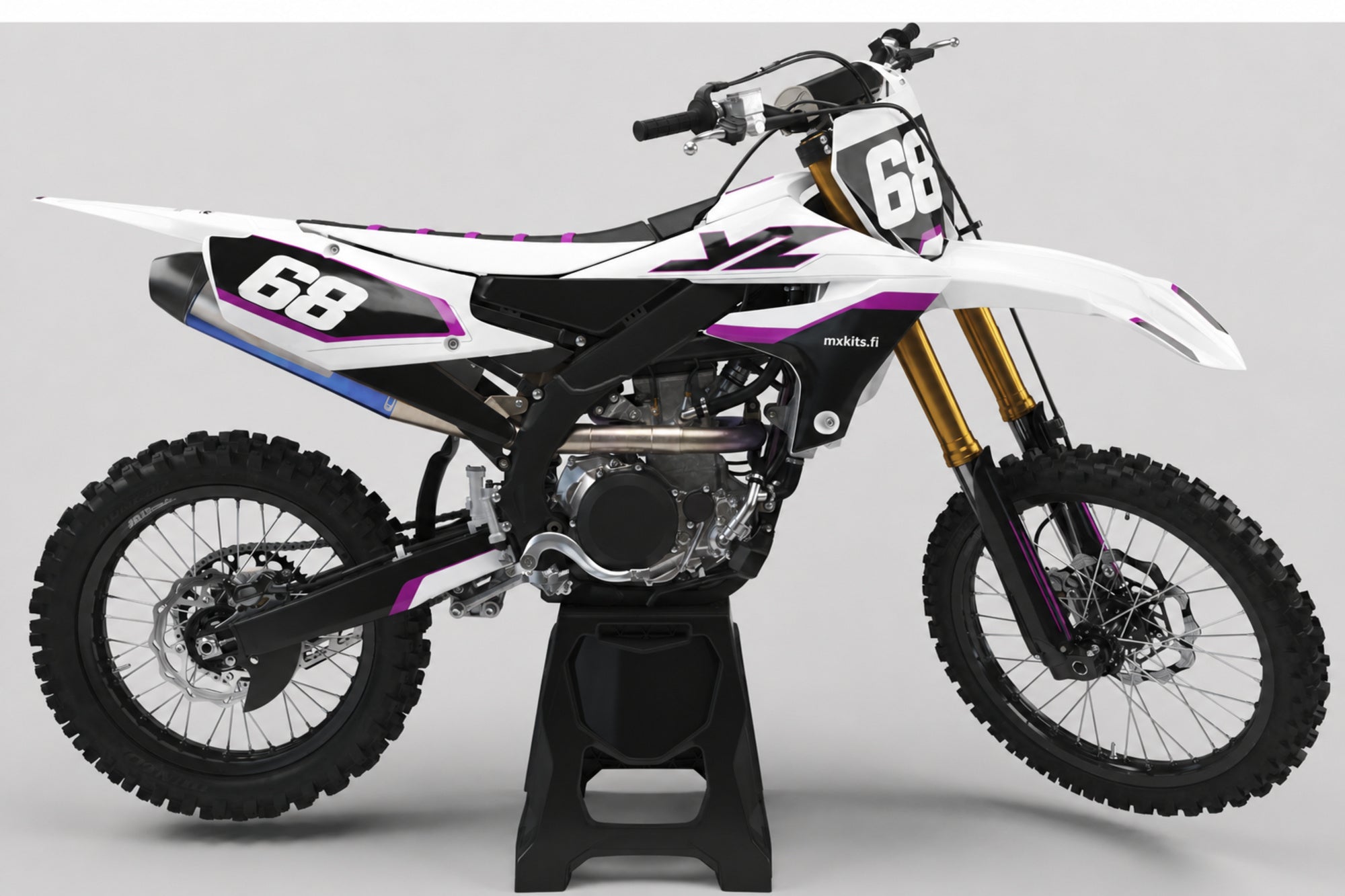 Yamaha Arktiskaari sponsoriton motocross-tarrasarja numerolla 68 ja mxkits.fi-grafiikalla, purppura, tumma indigo, syaani ja valkoinen, studionäkymä
