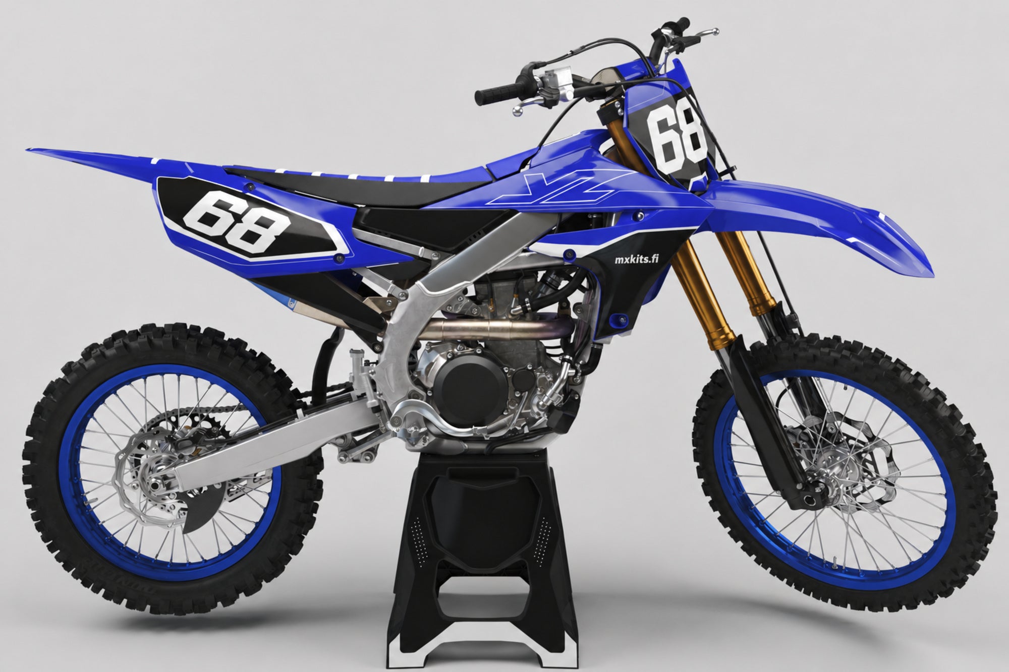 Yamaha Arktiskiila sponsoriton motocross-tarrasarja numerolla 68 ja mxkits.fi-grafiikalla, Yamaha-sininen, kontrastisävy, tumma antrasiitti ja valkoinen, studionäkymä