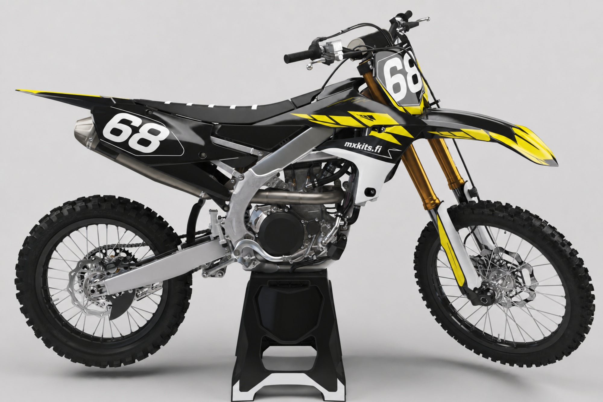 Yamaha Arktiskoodi sponsoriton motocross-tarrasarja numerolla 68 ja mxkits.fi-grafiikalla, keltainen, lämmin kulta, Yamaha-sininen ja musta, studionäkymä