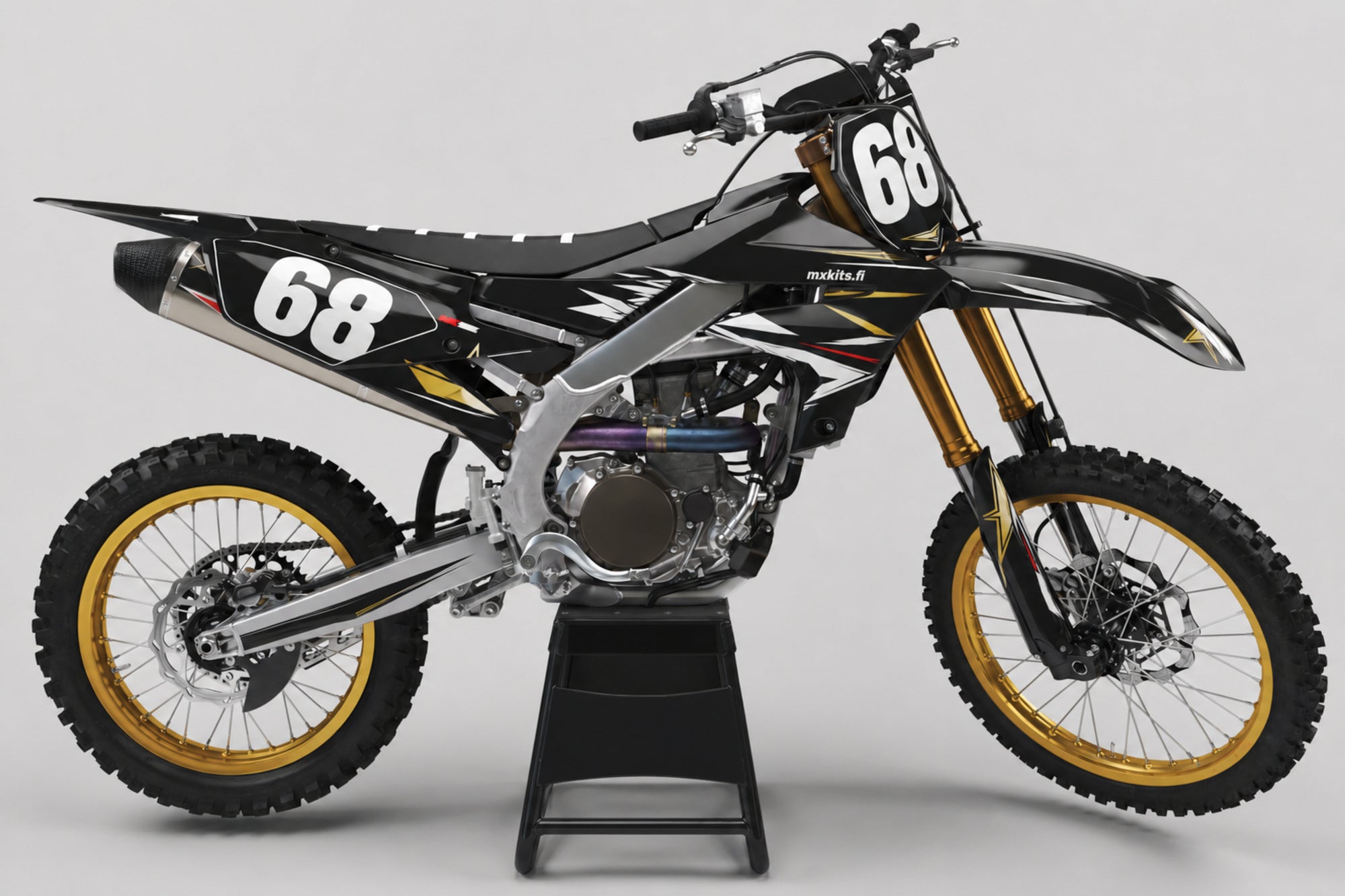 Yamaha Arktislinja sponsoriton motocross-tarrasarja numerolla 68 ja mxkits.fi-grafiikalla, Yamaha-sininen, kontrastisävy, tumma antrasiitti ja valkoinen, studionäkymä