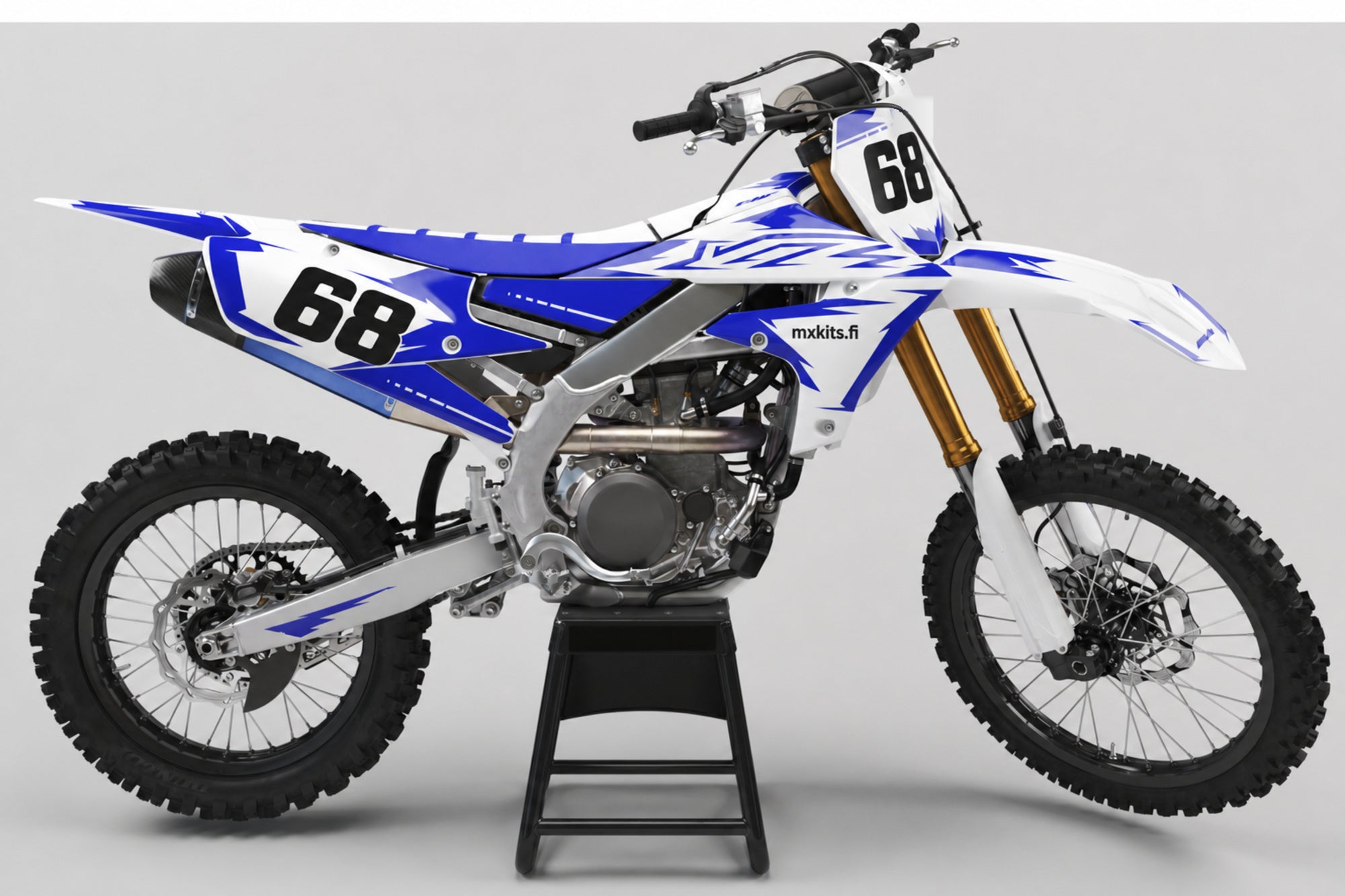 Yamaha Arktisnuoli sponsoriton motocross-tarrasarja numerolla 68 ja mxkits.fi-grafiikalla, valkoinen, hopeanharmaa, Yamaha-sininen ja syaani, studionäkymä
