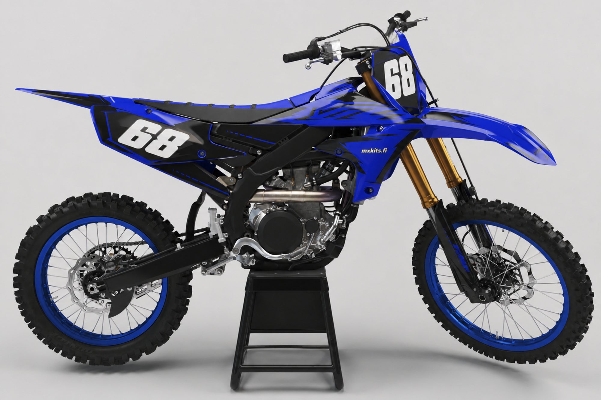 Yamaha Arktisrata sponsoriton motocross-tarrasarja numerolla 68 ja mxkits.fi-grafiikalla, Yamaha-sininen, kontrastisävy, tumma antrasiitti ja valkoinen, studionäkymä