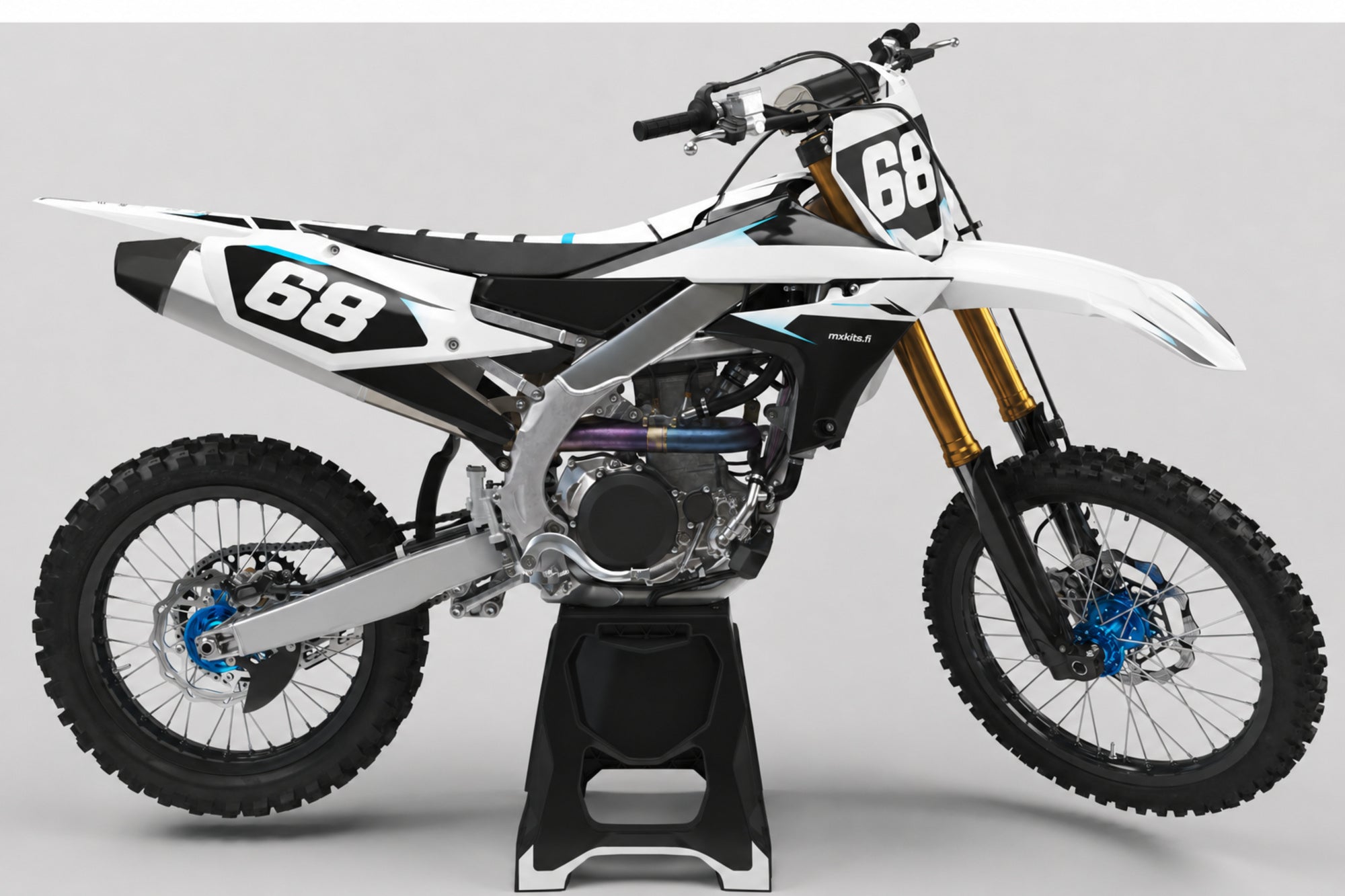 Yamaha Arktisvire sponsoriton motocross-tarrasarja numerolla 68 ja mxkits.fi-grafiikalla, valkoinen, hopeanharmaa, Yamaha-sininen ja syaani, studionäkymä