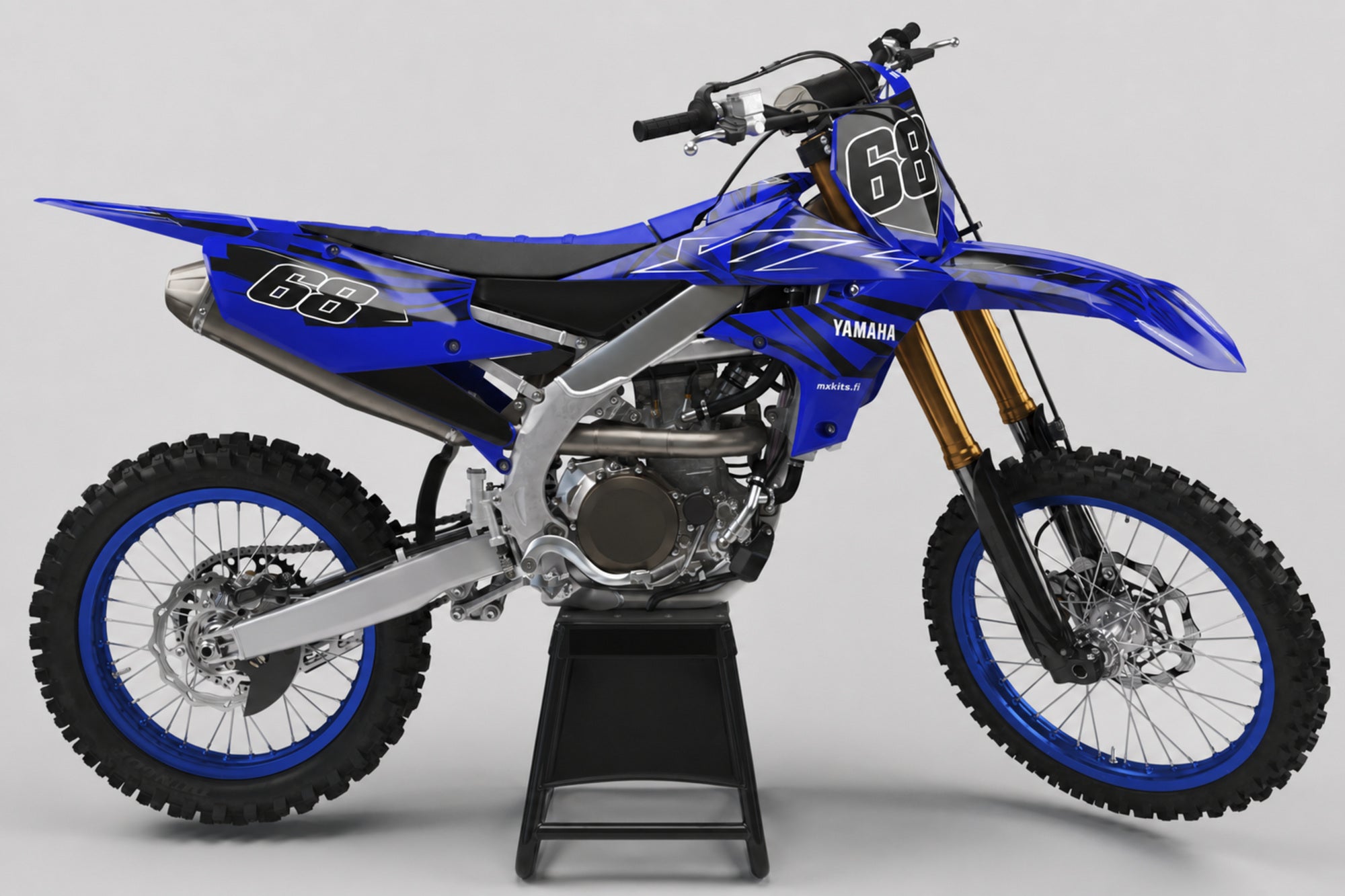 Yamaha Hallaisku sponsoriton motocross-tarrasarja numerolla 68 ja mxkits.fi-grafiikalla, Yamaha-sininen, kontrastisävy, tumma antrasiitti ja valkoinen, studionäkymä