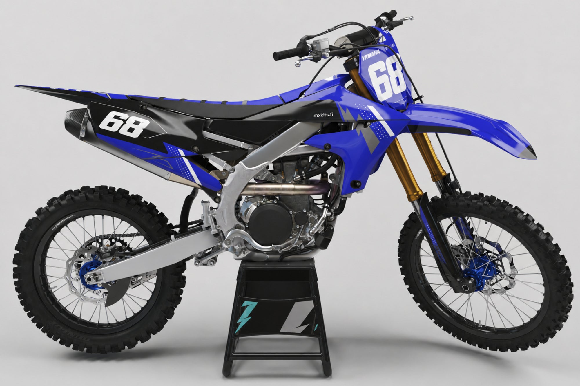 Yamaha Hallakaari sponsoriton motocross-tarrasarja numerolla 68 ja mxkits.fi-grafiikalla, Yamaha-sininen, laivastonsininen, syaani ja valkoinen, studionäkymä