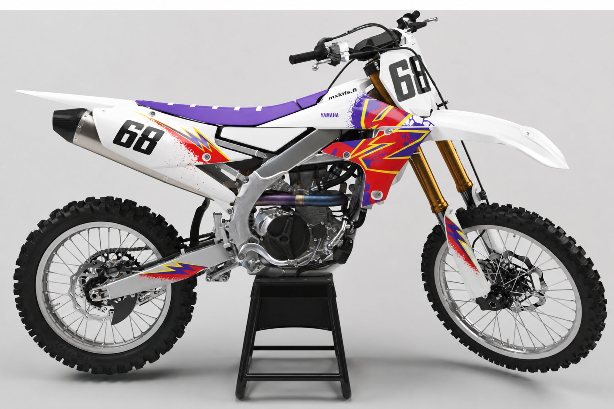 Yamaha Hallanuoli sponsoriton motocross-tarrasarja numerolla 68 ja mxkits.fi-grafiikalla, Yamaha-sininen, kontrastisävy, tumma antrasiitti ja valkoinen, studionäkymä