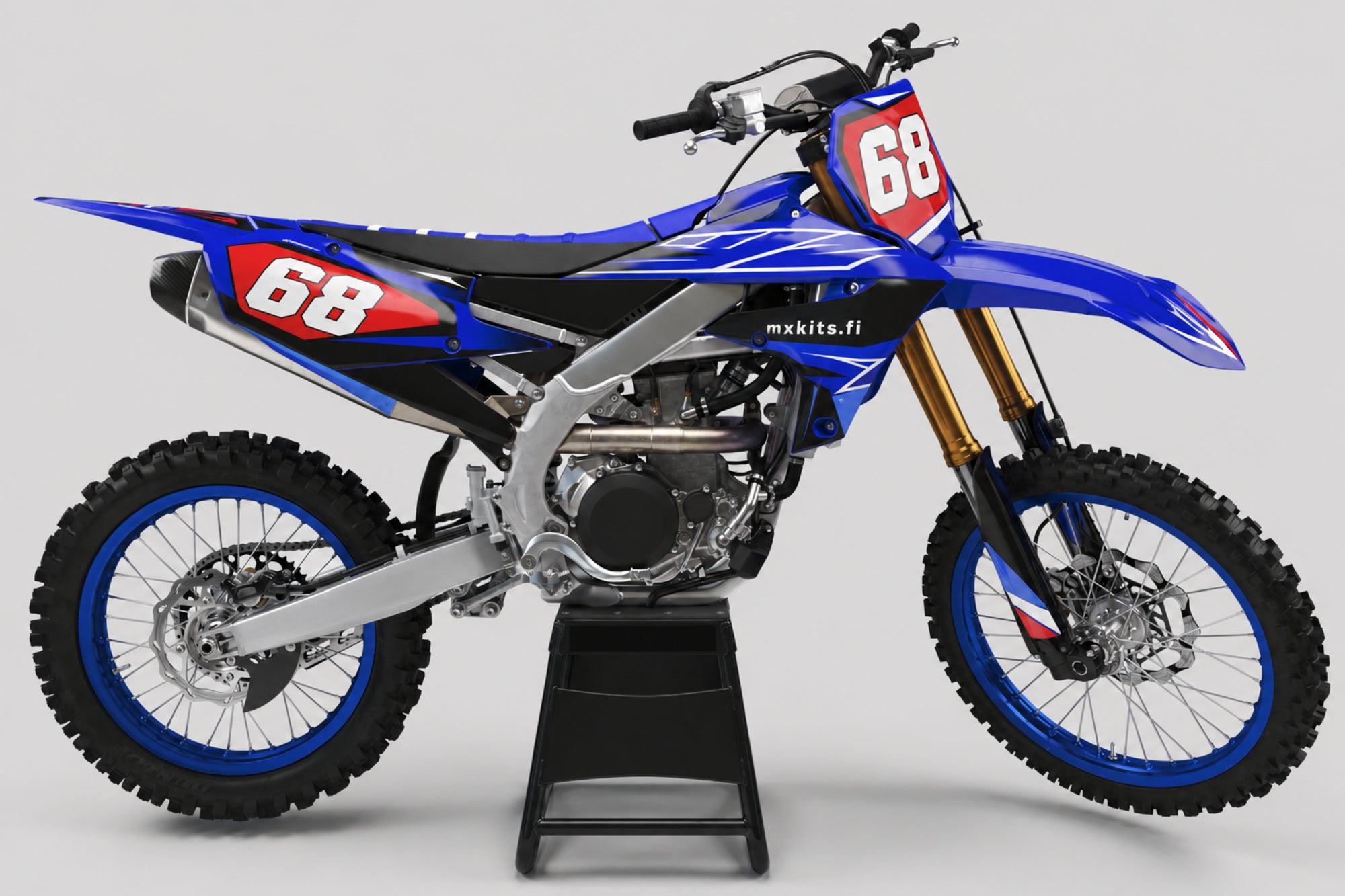 Yamaha Hallavire sponsoriton motocross-tarrasarja numerolla 68 ja mxkits.fi-grafiikalla, Yamaha-sininen, kontrastisävy, tumma antrasiitti ja valkoinen, studionäkymä