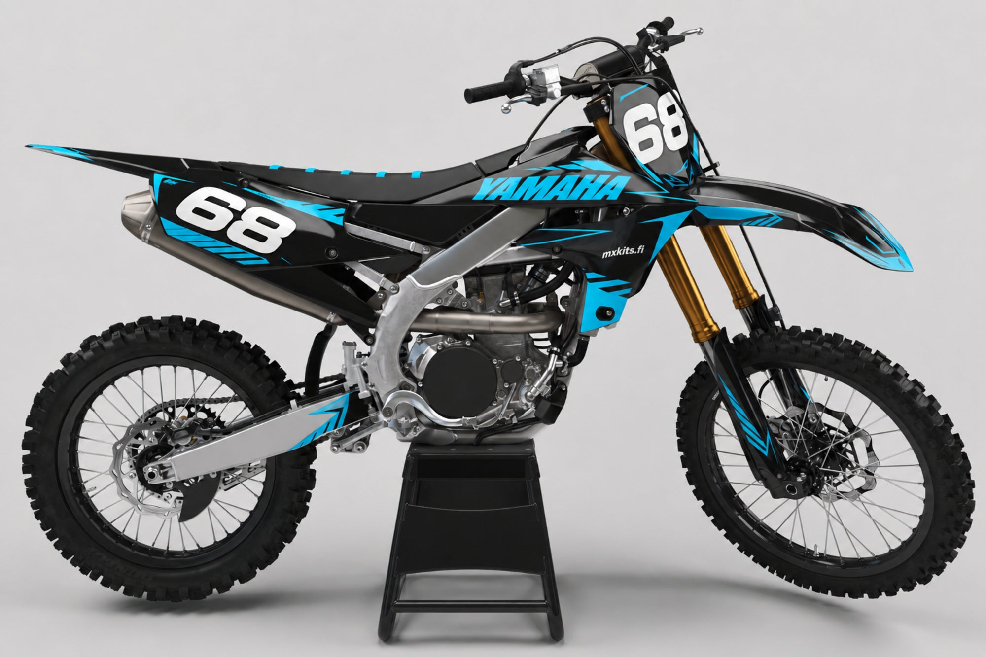 Yamaha Hohdekaari sponsoriton motocross-tarrasarja numerolla 68 ja mxkits.fi-grafiikalla, syaani, vaaleansininen, Yamaha-sininen ja valkoinen, studionäkymä