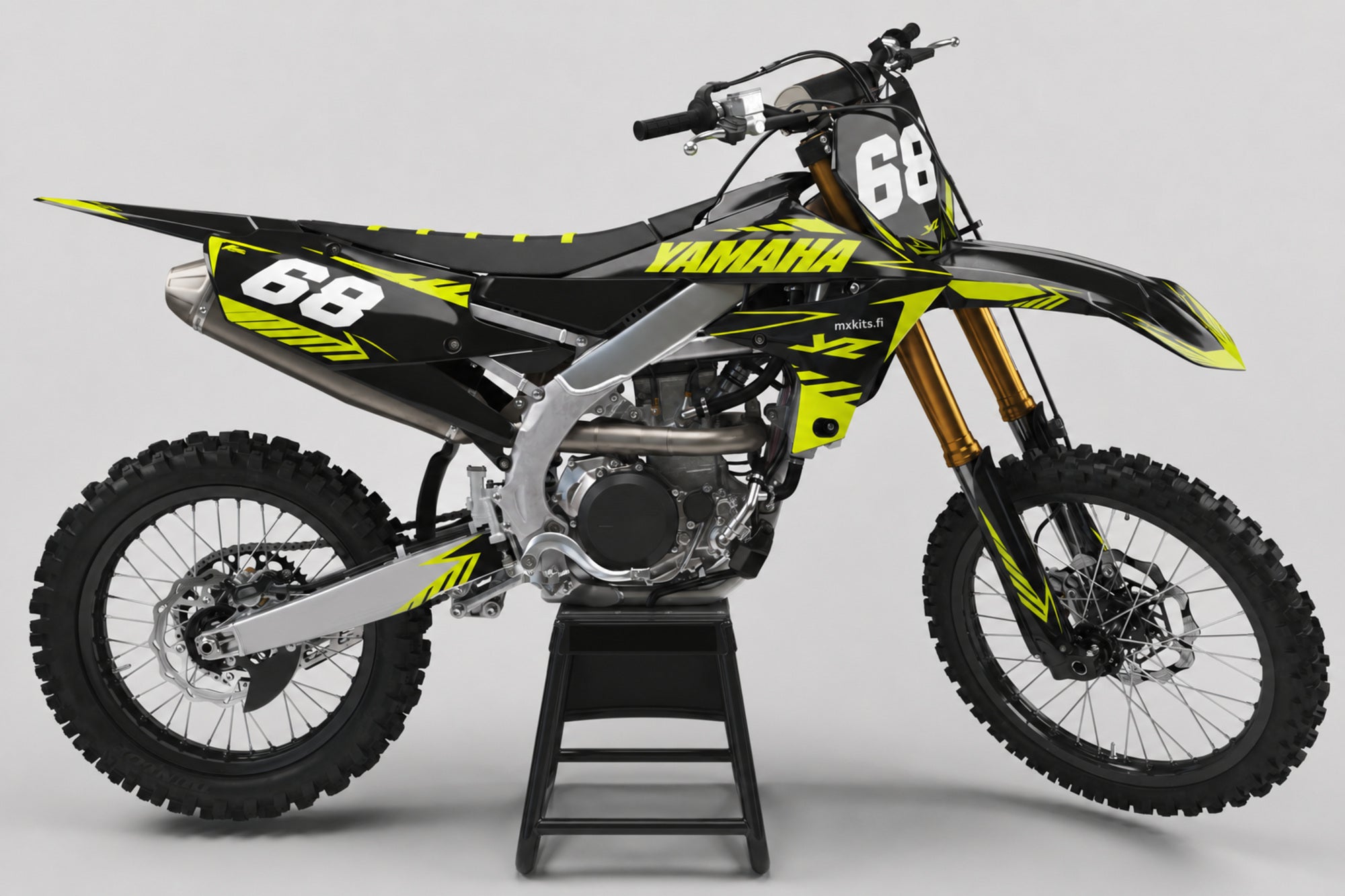 Yamaha Hohdekiila sponsoriton motocross-tarrasarja numerolla 68 ja mxkits.fi-grafiikalla, Yamaha-sininen, kontrastisävy, tumma antrasiitti ja valkoinen, studionäkymä