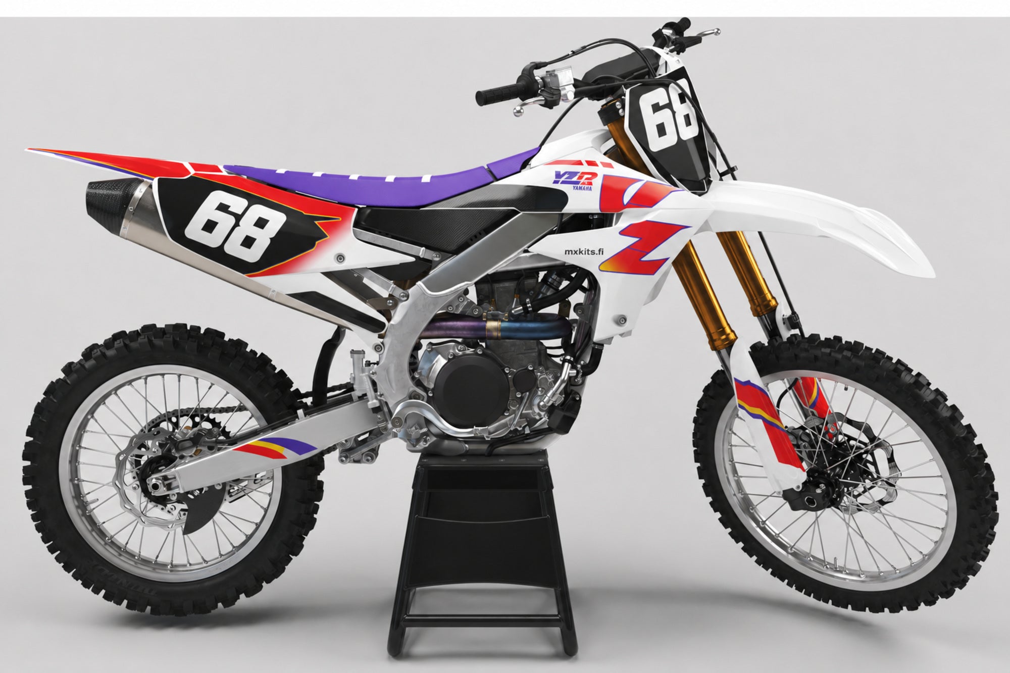Yamaha Hohdevire sponsoriton motocross-tarrasarja numerolla 68 ja mxkits.fi-grafiikalla, Yamaha-sininen, kontrastisävy, tumma antrasiitti ja valkoinen, studionäkymä