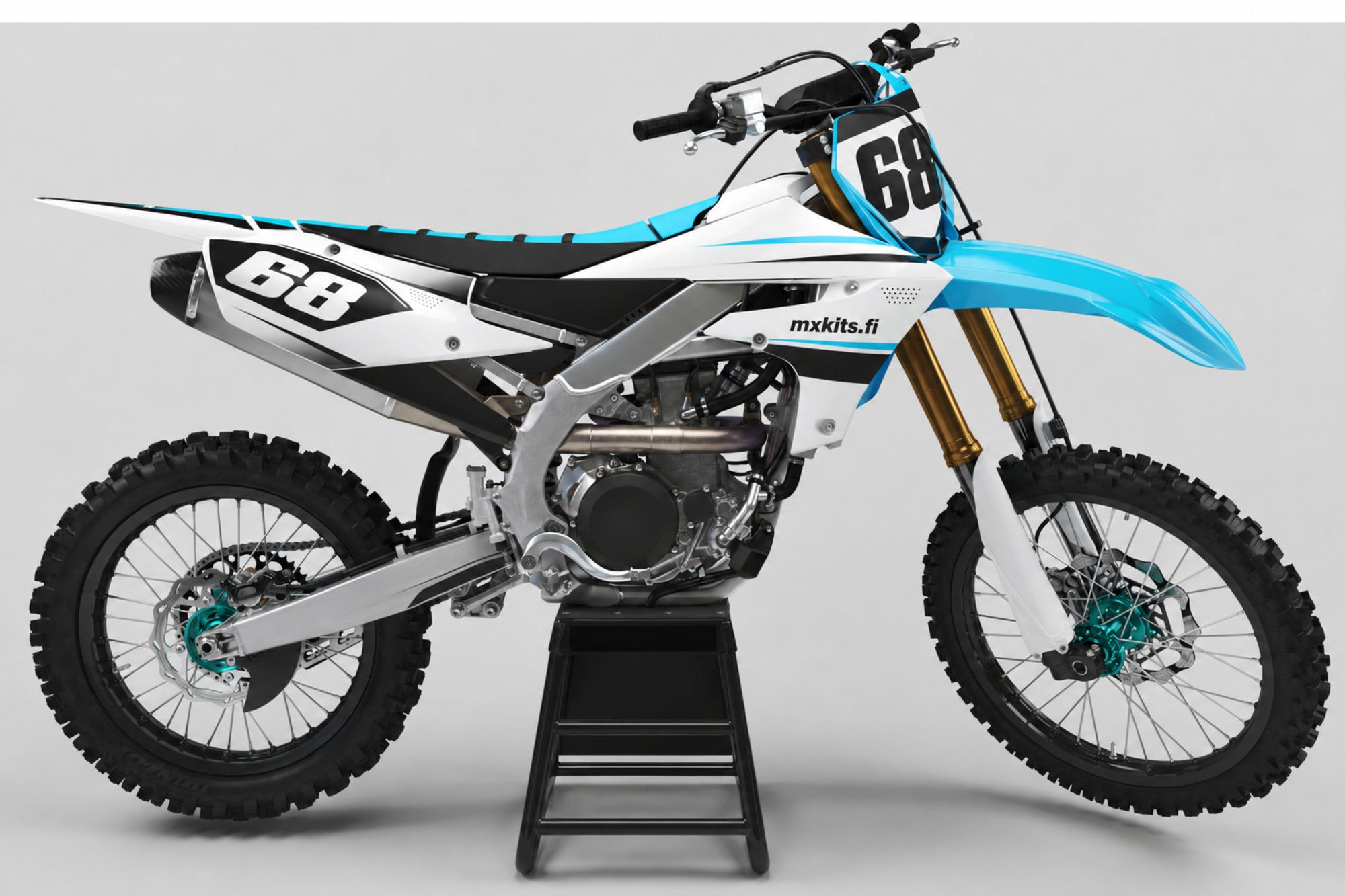Yamaha Huurreisku sponsoriton motocross-tarrasarja numerolla 68 ja mxkits.fi-grafiikalla, valkoinen, hopeanharmaa, Yamaha-sininen ja syaani, studionäkymä