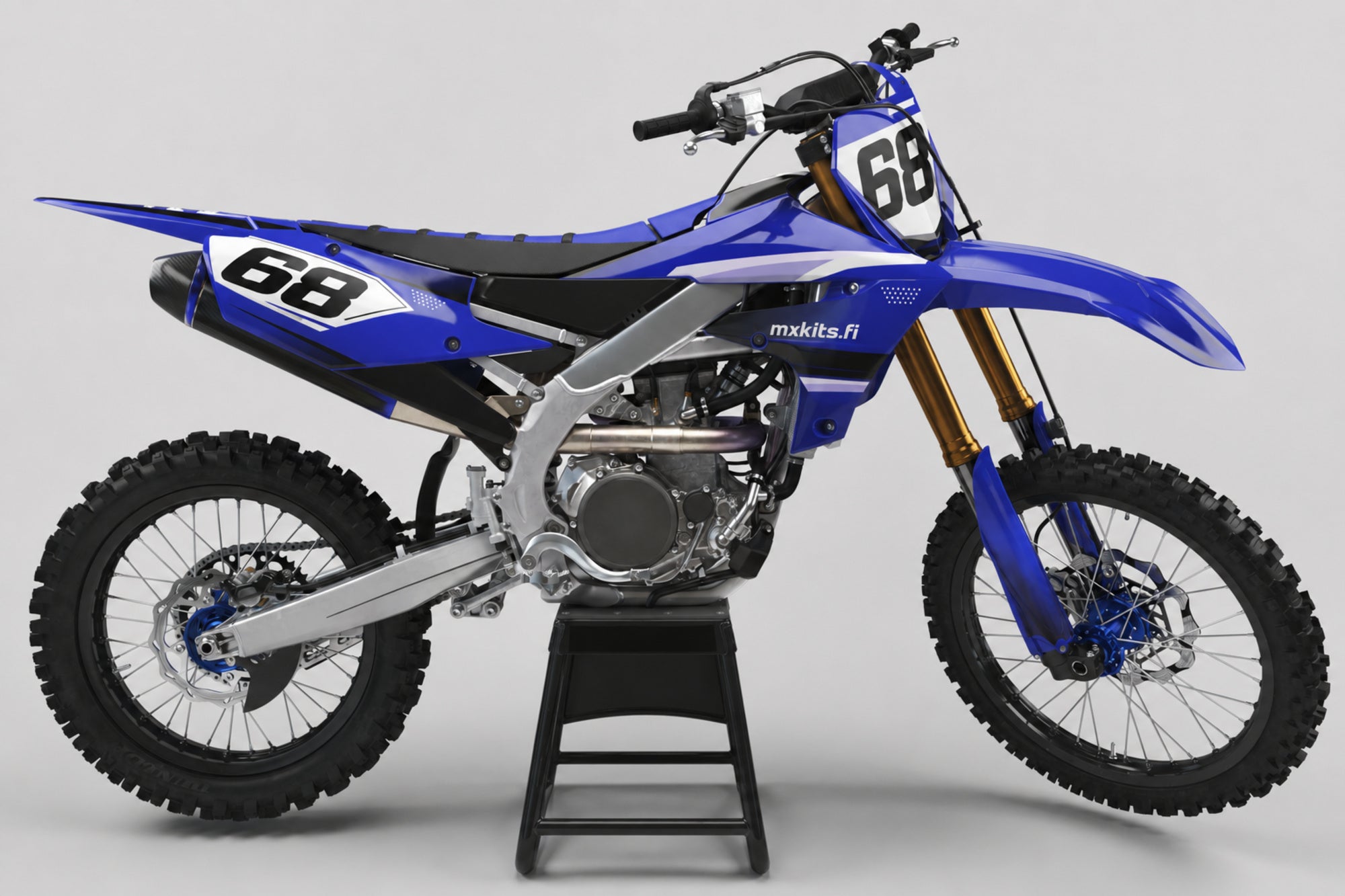 Yamaha Huurrekaari sponsoriton motocross-tarrasarja numerolla 68 ja mxkits.fi-grafiikalla, Yamaha-sininen, kontrastisävy, tumma antrasiitti ja valkoinen, studionäkymä