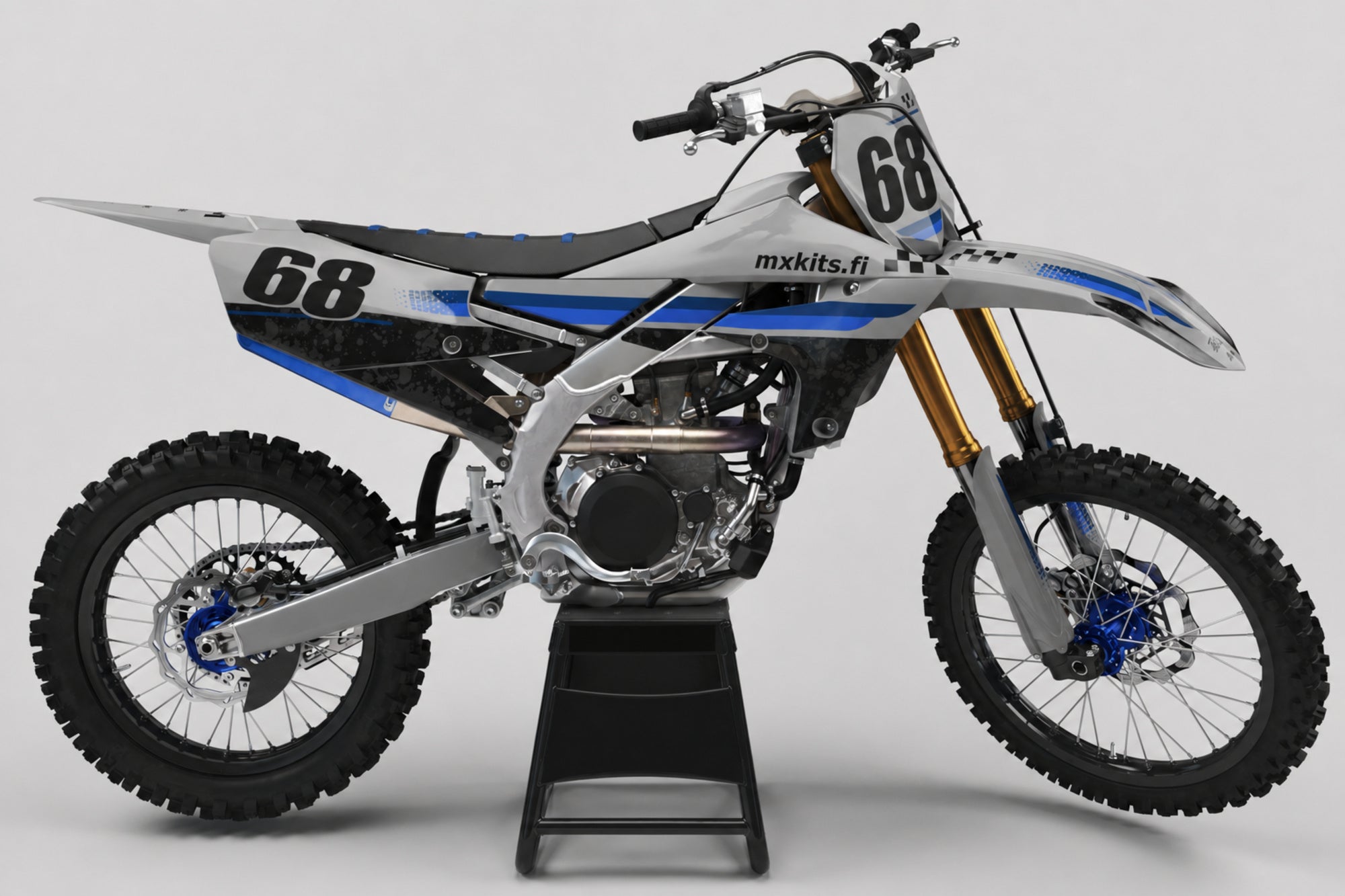 Yamaha Huurrekiila sponsoriton motocross-tarrasarja numerolla 68 ja mxkits.fi-grafiikalla, valkoinen, hopeanharmaa, Yamaha-sininen ja syaani, studionäkymä
