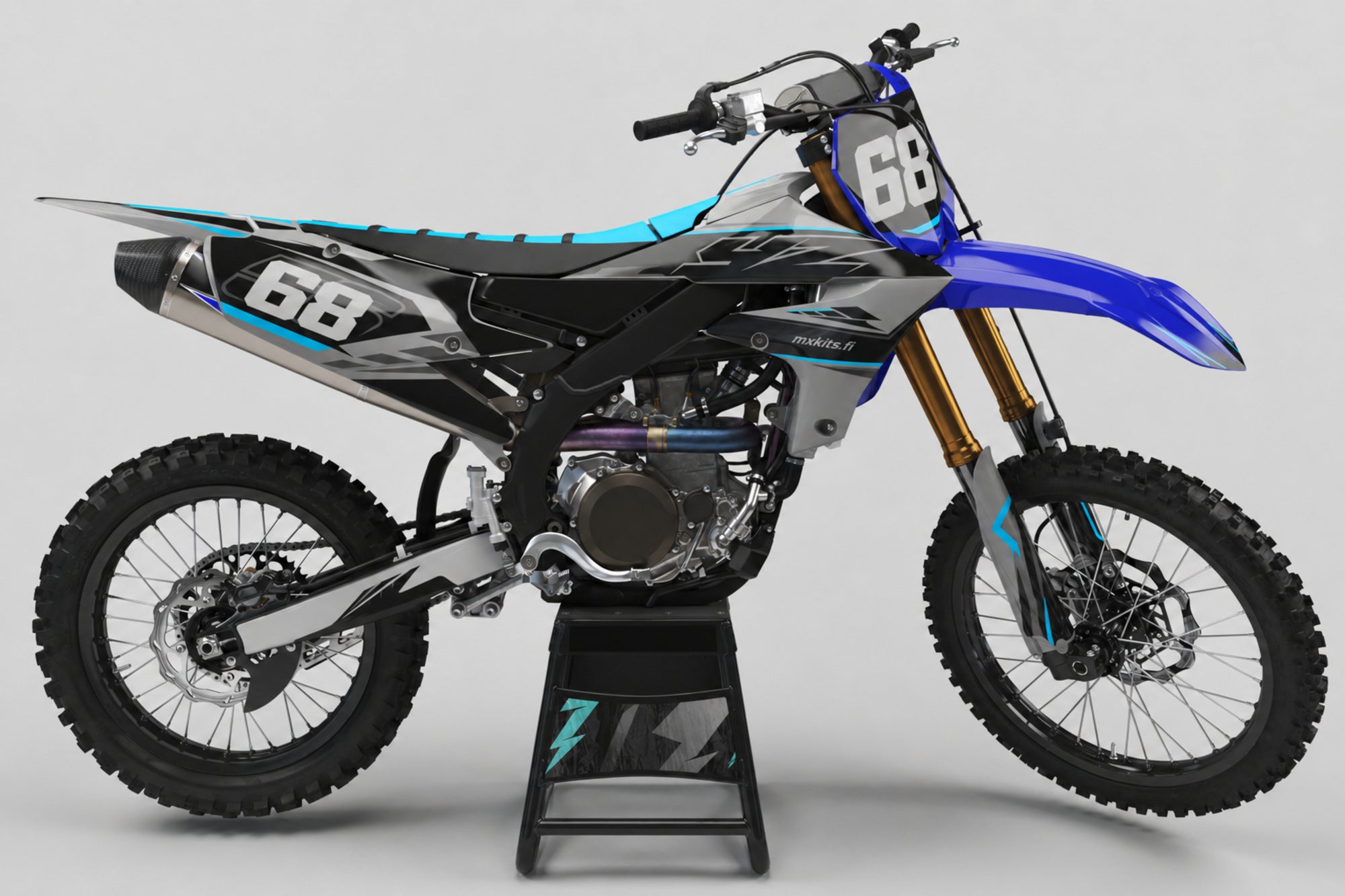 Yamaha Huurrenuoli sponsoriton motocross-tarrasarja numerolla 68 ja mxkits.fi-grafiikalla, grafiitinharmaa, hopea, Yamaha-sininen ja valkoinen, studionäkymä