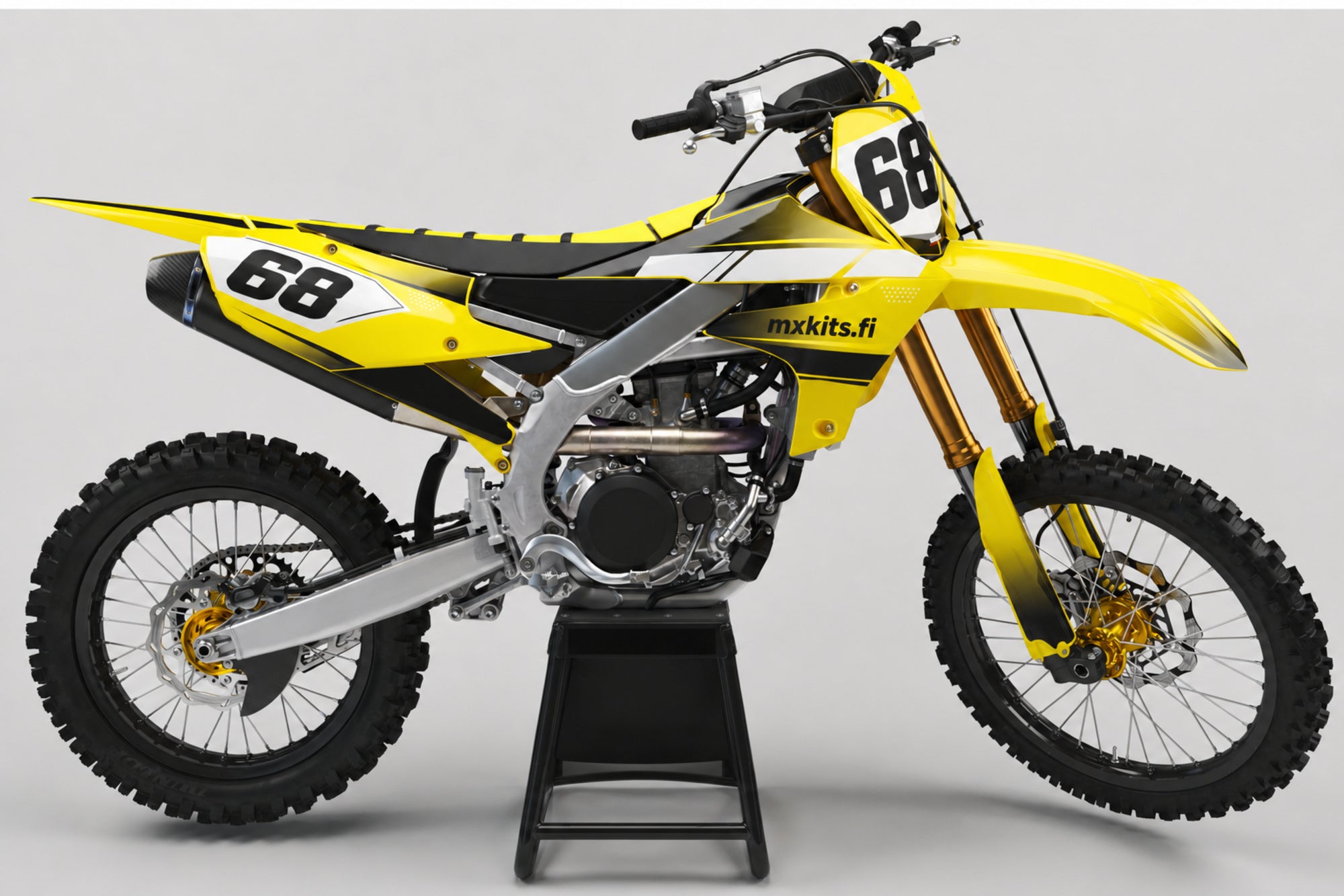 Yamaha Huurrevire sponsoriton motocross-tarrasarja numerolla 68 ja mxkits.fi-grafiikalla, keltainen, lämmin kulta, Yamaha-sininen ja musta, studionäkymä
