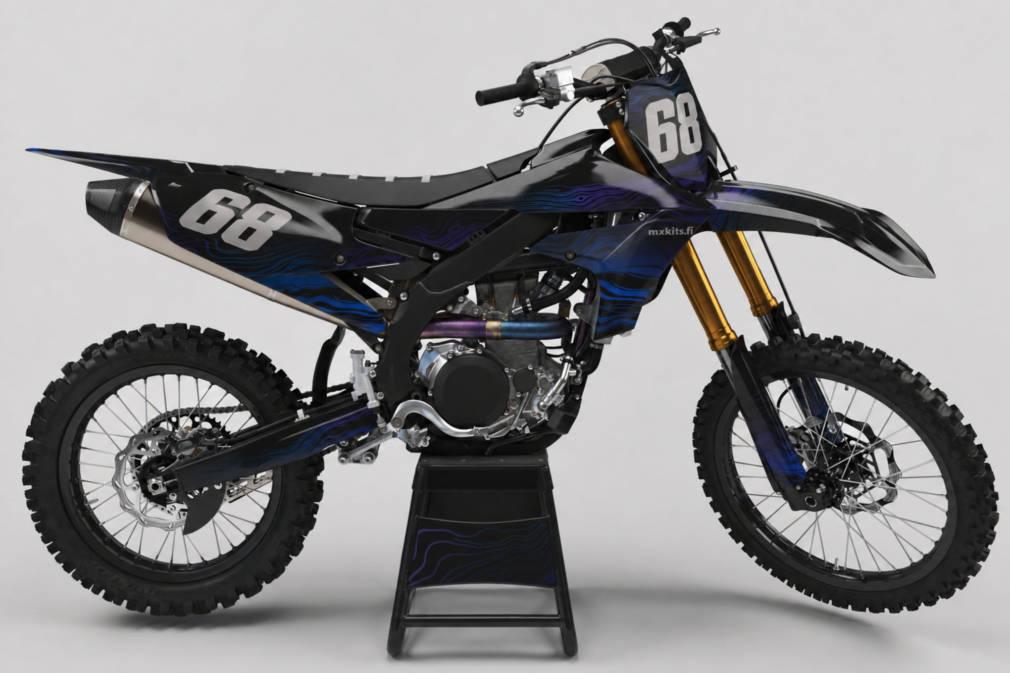 Yamaha Iltaisku sponsoriton motocross-tarrasarja numerolla 68 ja mxkits.fi-grafiikalla, purppura, tumma indigo, syaani ja valkoinen, studionäkymä
