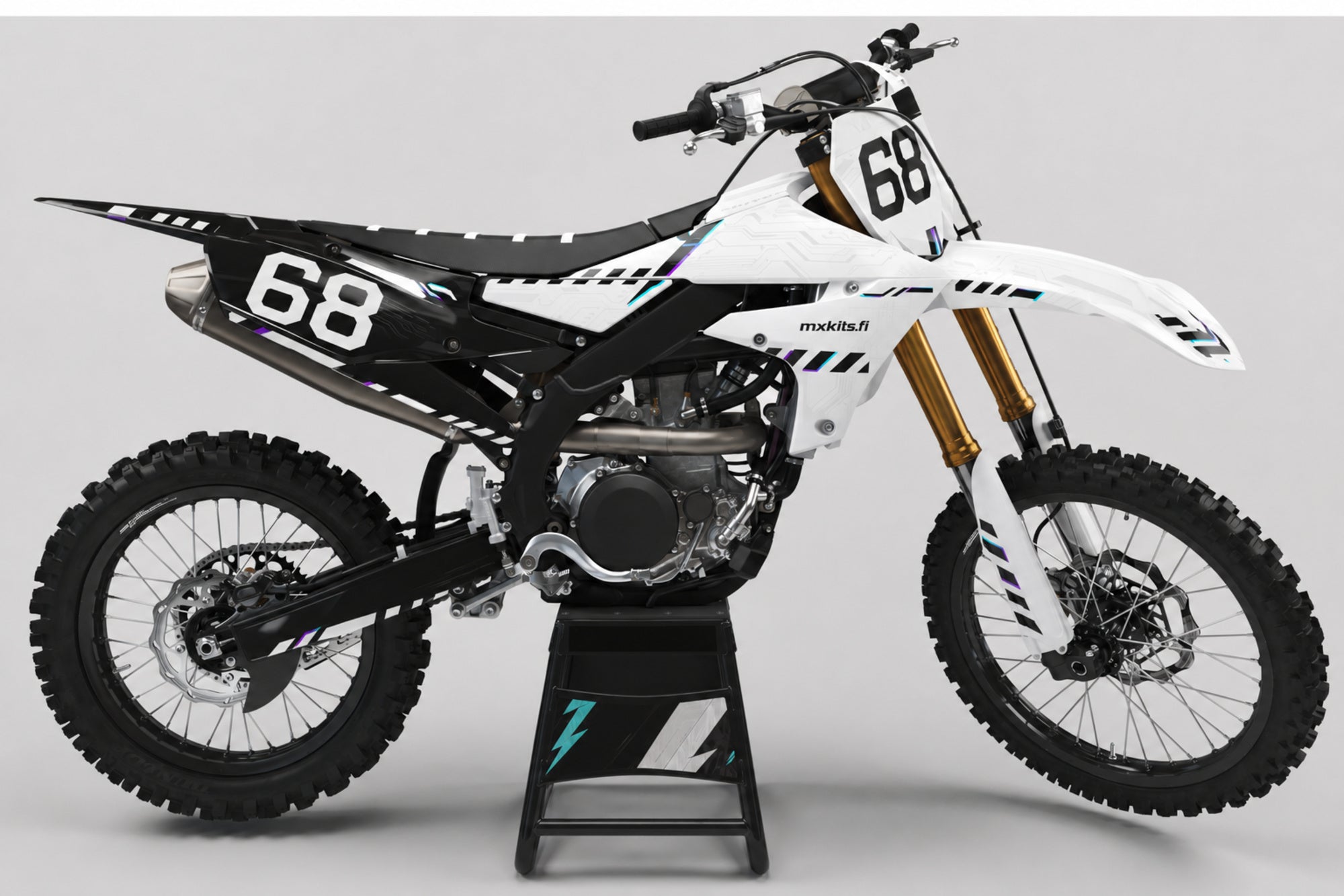 Yamaha Iltakaari sponsoriton motocross-tarrasarja numerolla 68 ja mxkits.fi-grafiikalla, valkoinen, hopeanharmaa, Yamaha-sininen ja syaani, studionäkymä