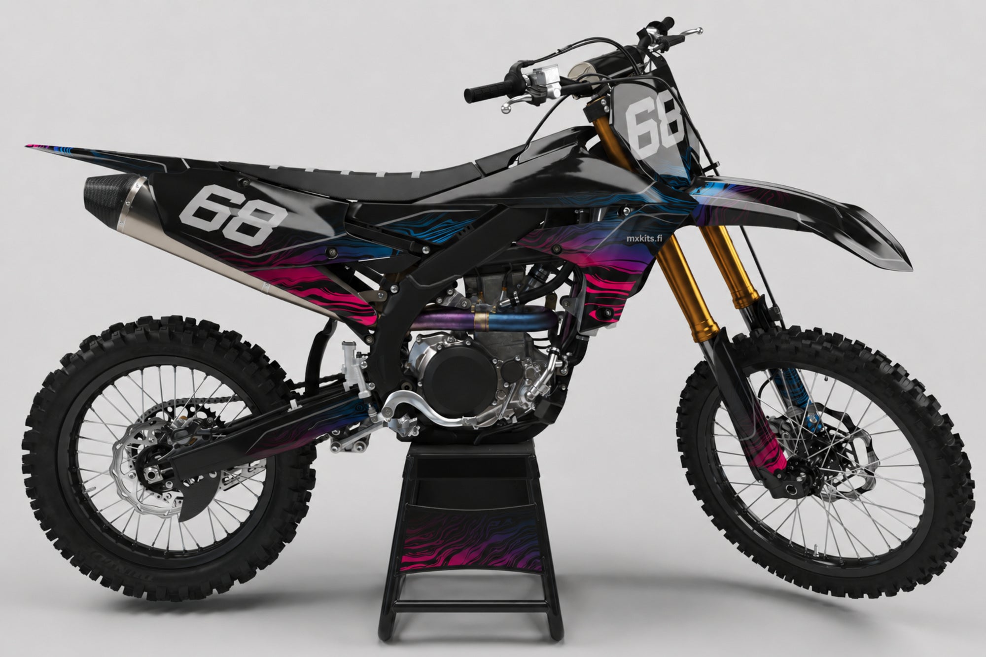 Yamaha Iltavire sponsoriton motocross-tarrasarja numerolla 68 ja mxkits.fi-grafiikalla, neonpinkki, violetti, Yamaha-sininen ja valkoinen, studionäkymä