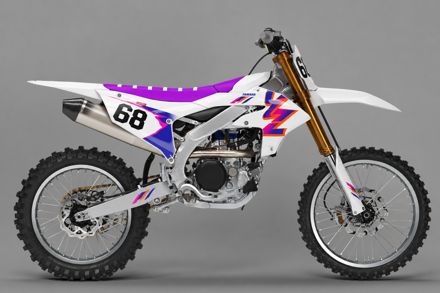 Retrohenkinen Yamaha motocross-tarrasarja violetin, sinisen ja korallin sävyissä, numero 68, sivukuva