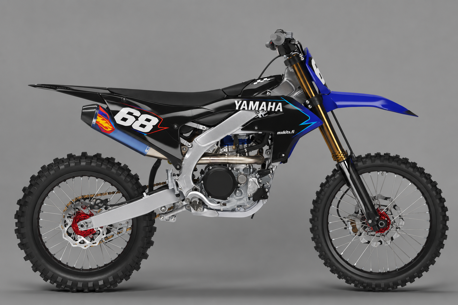 Yamaha Liekkikaari personoitava motocross-tarrasarja, musta sininen ja punainen liekkigrafiikka sekä esimerkkiluku 68