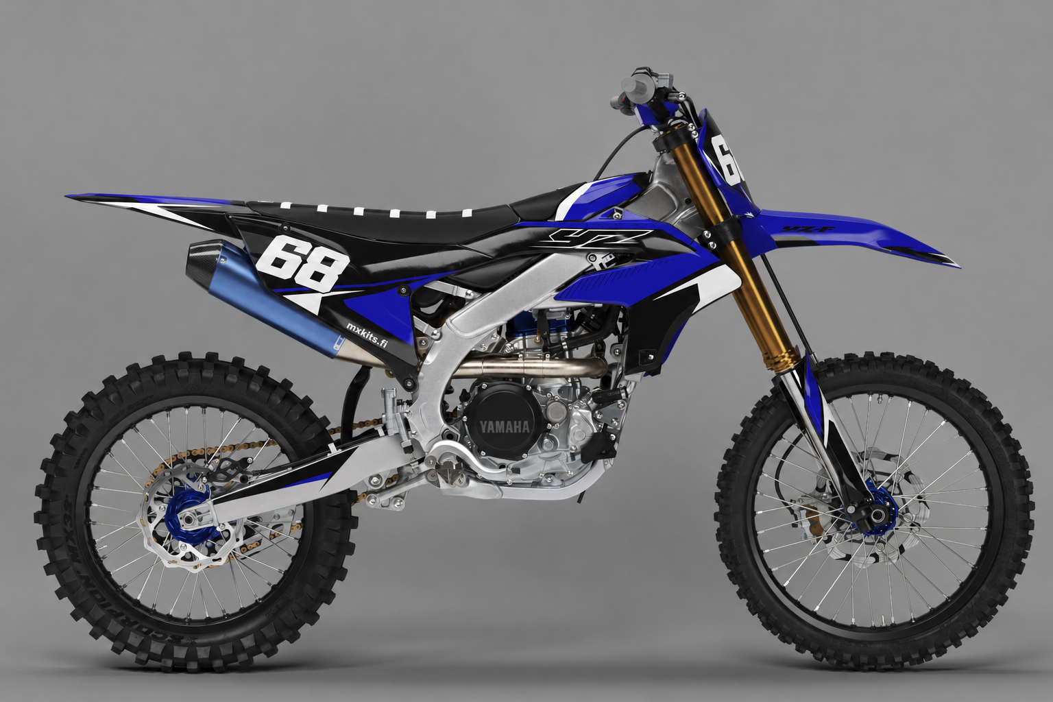 Musta ja syvänsininen Yamaha motocross-grafiikkasarja terävin lohkolinjoin, numero 68, sivuprofiili