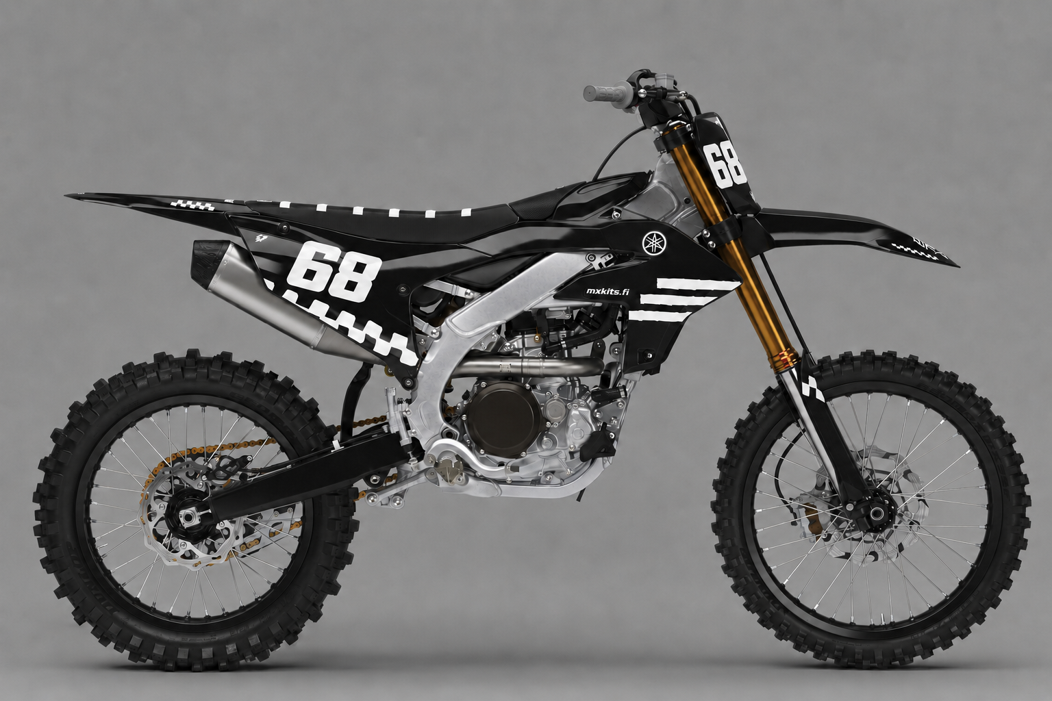 Mustavalkoinen ruututeemainen Yamaha motocross-tarrasarja, numero 68, koko pyörä sivukuvassa