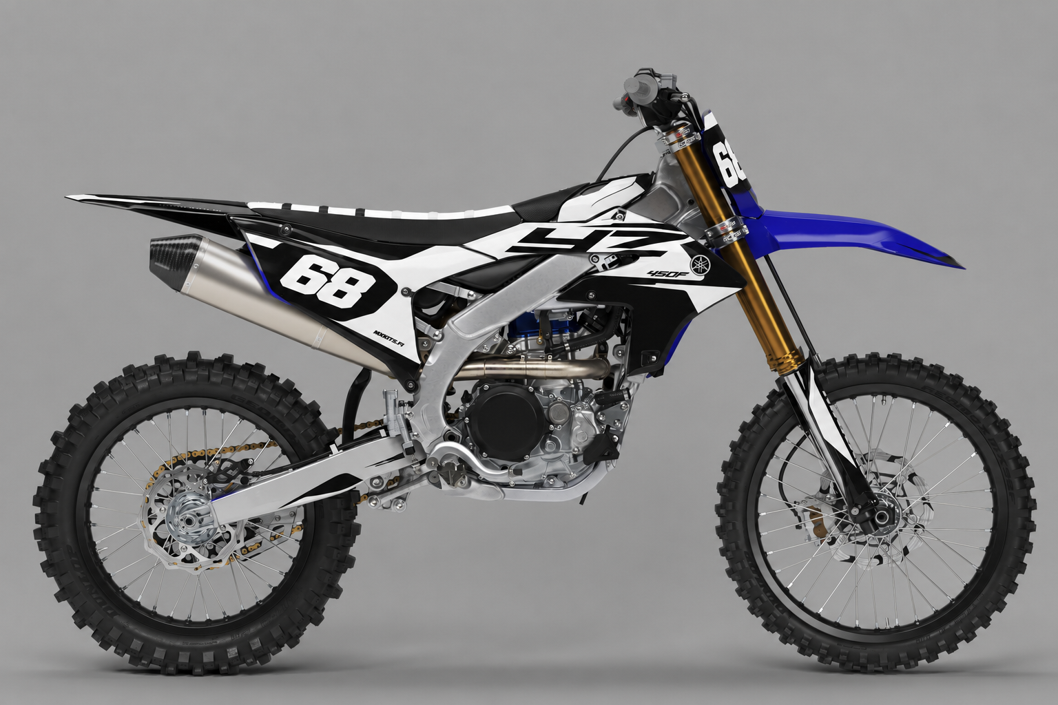 Valkomusta Yamaha YZ-F motocross-tarrasarja pienin sinisin yksityiskohdin, numero 68, sivukuva