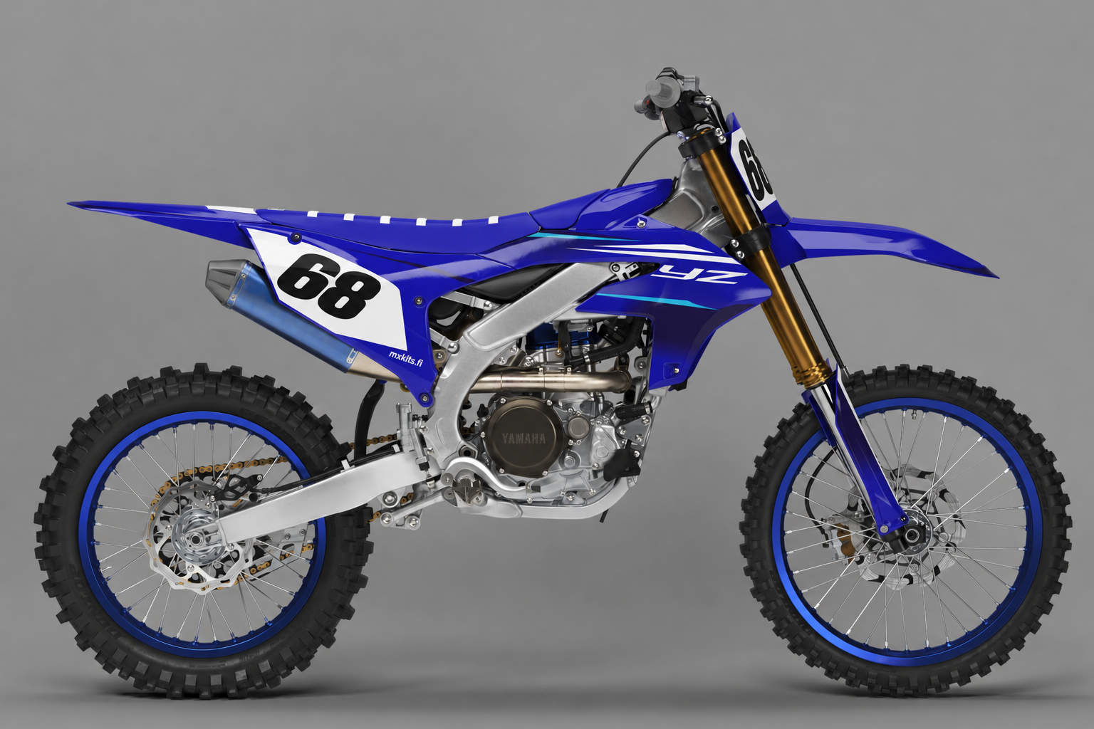 Yamaha YZ-F motocross-tarrasarja sinivalkoisena, numero 68, koko moottoripyörä sivulta