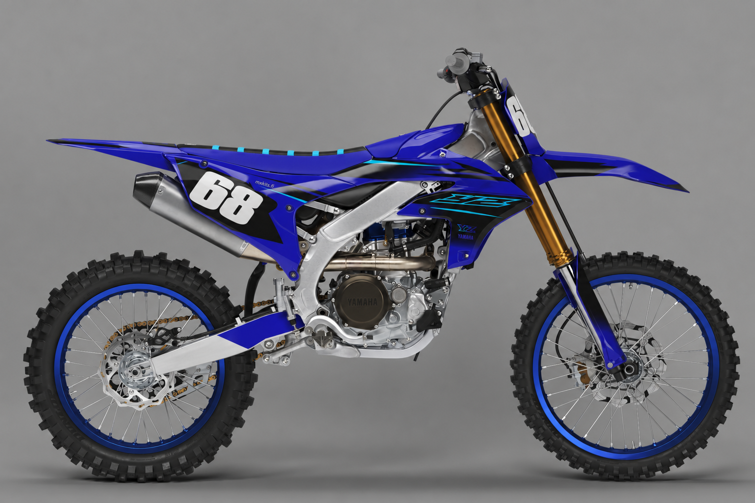 Yamaha motocross-tarrasarja sinisen, mustan ja syaanin sävyissä, numero 68, realistinen sivuprofiili