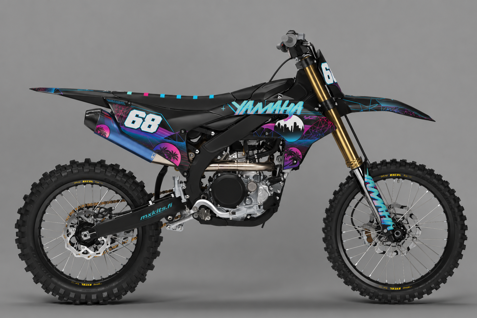 Musta Yamaha motocross-tarrasarja syaanein ja magentoin yksityiskohdin, numero 68, sivukuva