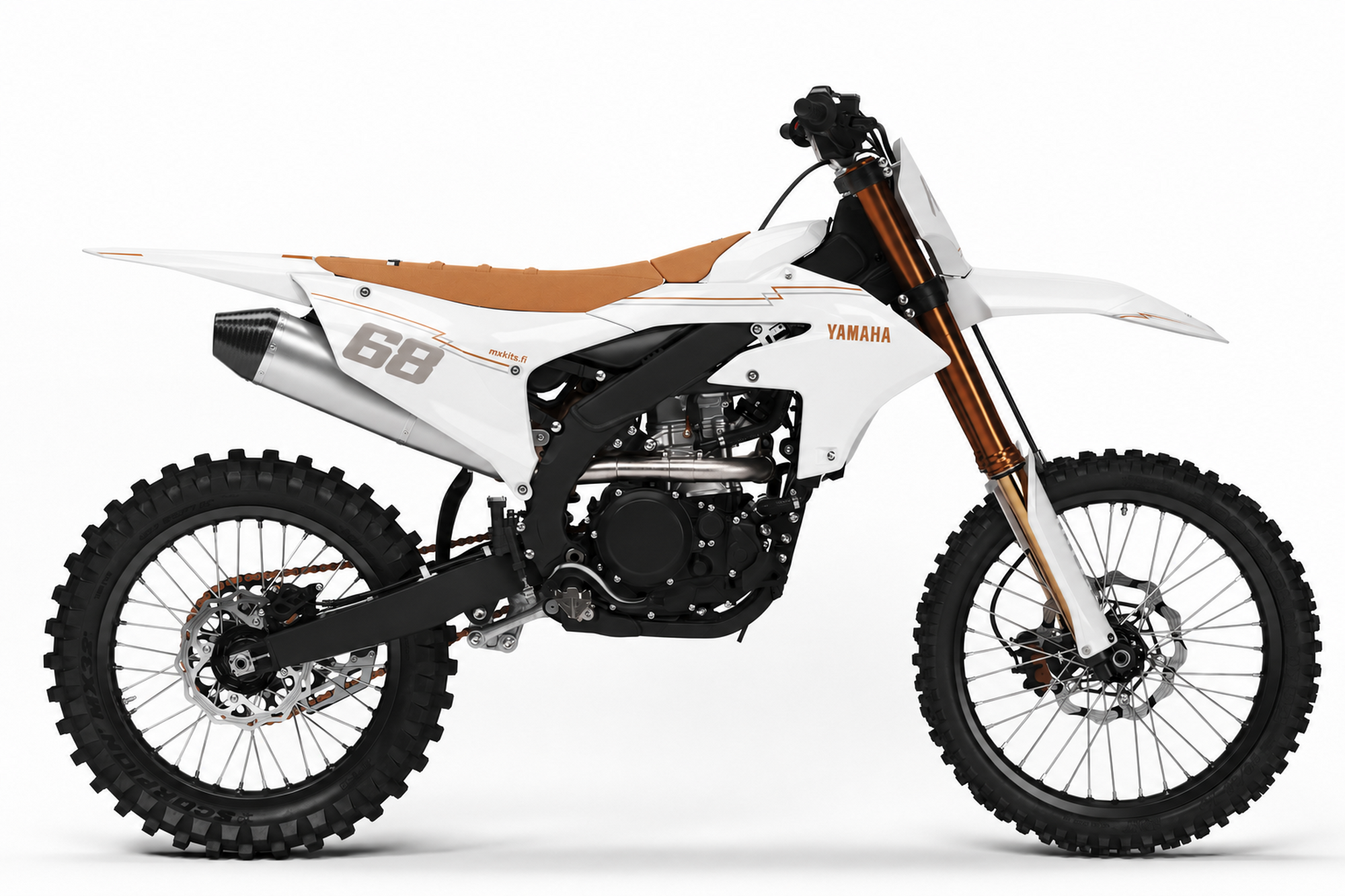 Valkoinen Yamaha-motocrosspyörä kuparisilla Prutti Signature -linjoilla, harmaa numero 68, YAMAHA ja mxkits.fi.