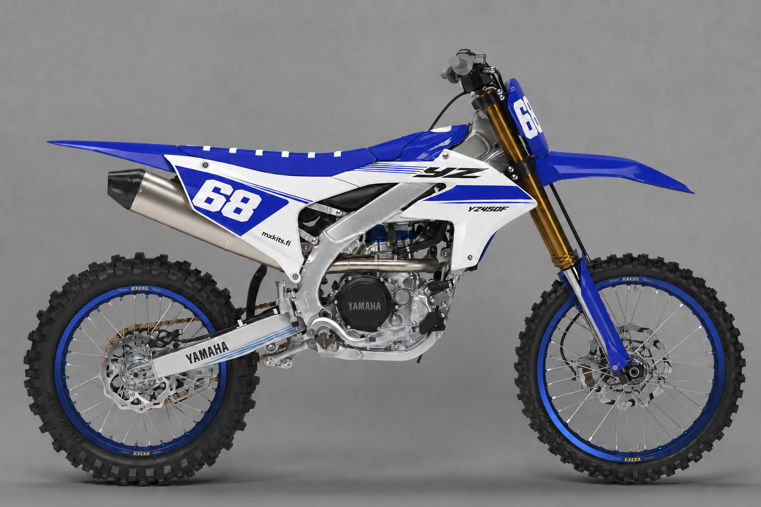 Yamaha motocross-tarrasarja sinivalkoisena, numero 68, koko pyörä sivukuvassa harmaalla studiotaustalla