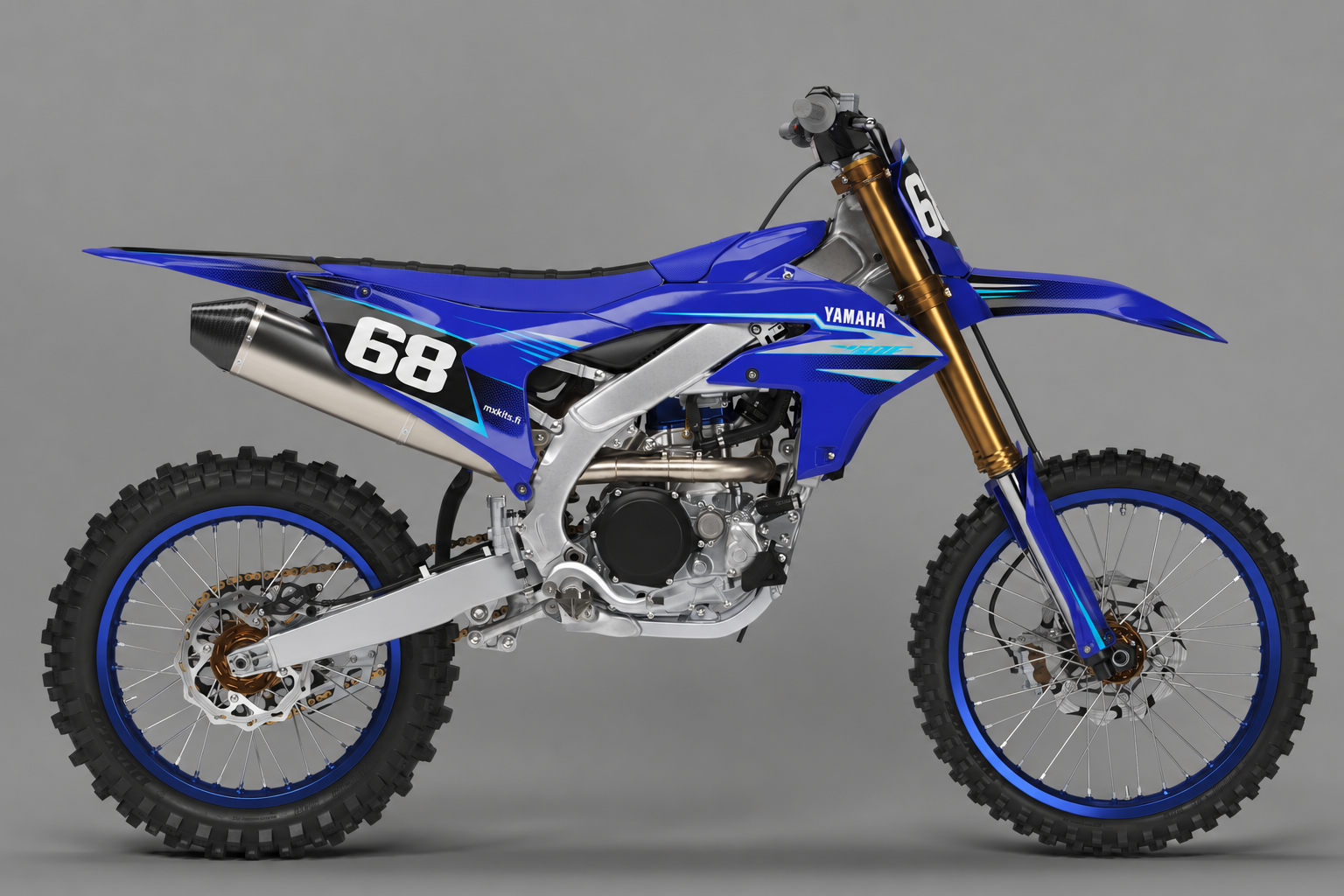Sininen, syaani, musta ja valkoinen Yamaha-motocrosspyörä sponsorittomalla Sinisignaali-grafiikalla, numero 68 ja mxkits.fi.