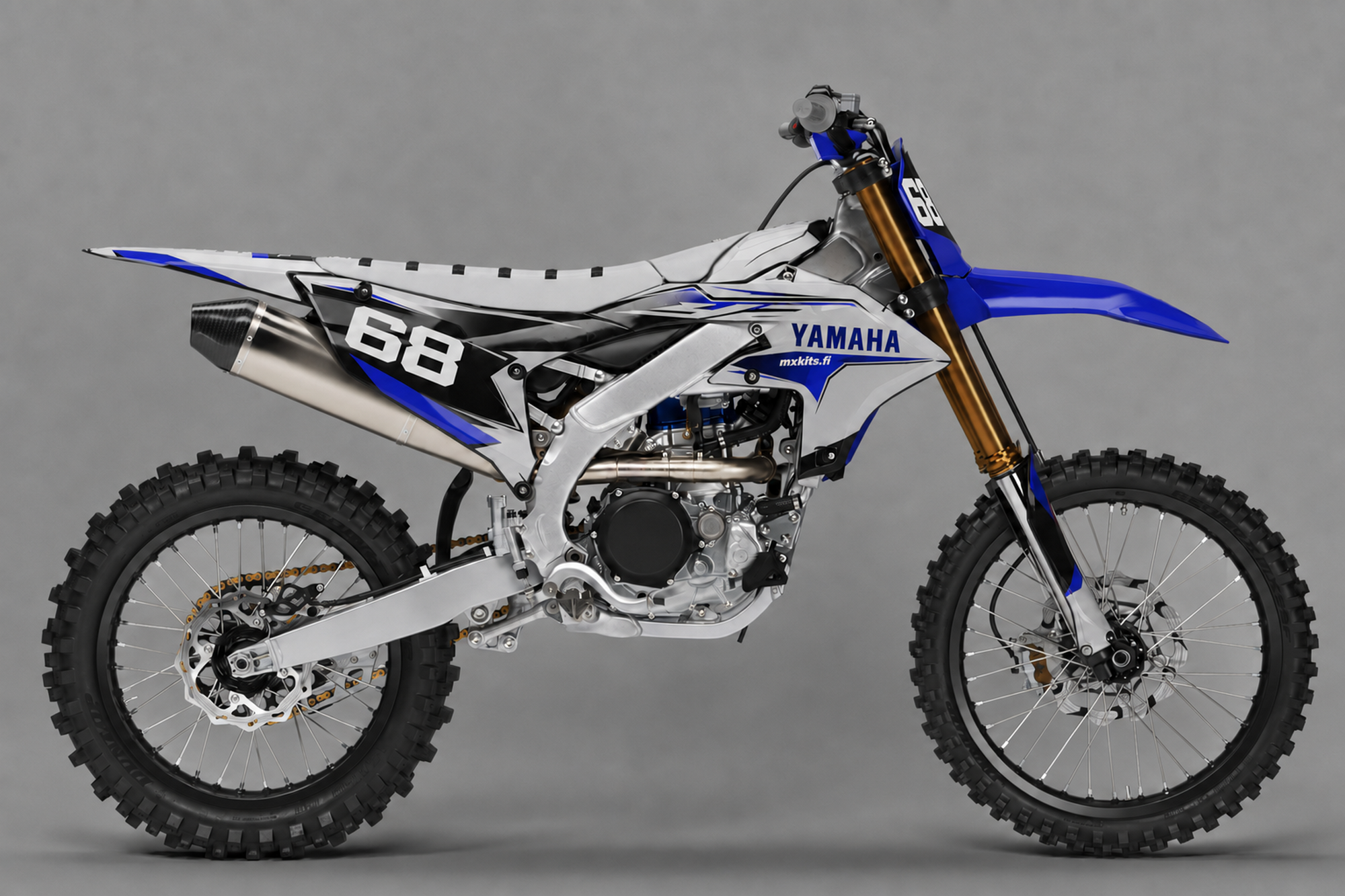 Yamaha YZ-F Krominuoli -tarrasarja numerolla 68, hopeanharmaa, musta ja sininen kulmikas sivugrafiikka