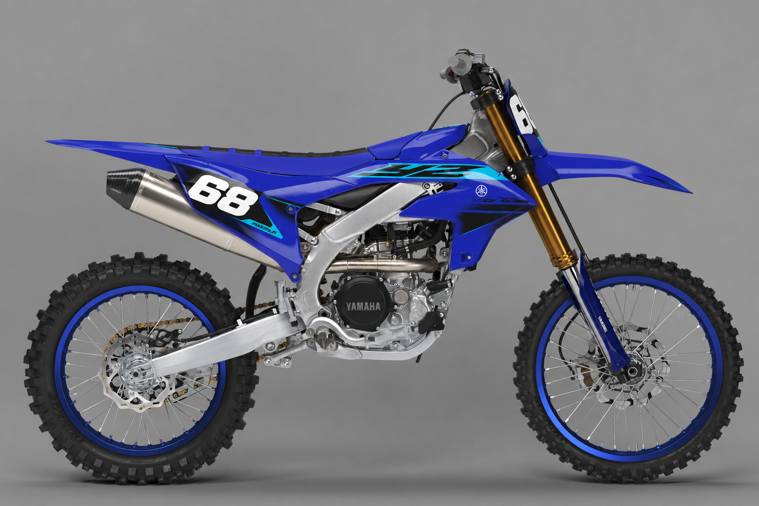 Sininen Yamaha motocross-tarrasarja syaanein tehdastyylisin linjoin, numero 68, sivulta kuvattuna