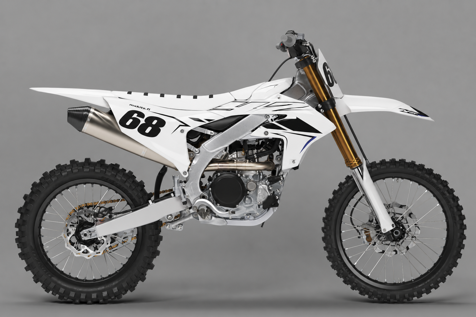 Valkomusta Yamaha motocross-tarrasarja sinisellä korostuksella, numero 68, realistinen sivukuva