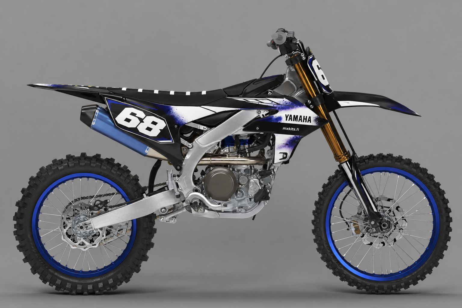 Musta, hopea ja Yamaha-sininen motocross-tarrasarja, numero 68, realistinen Yamaha-sivukuva