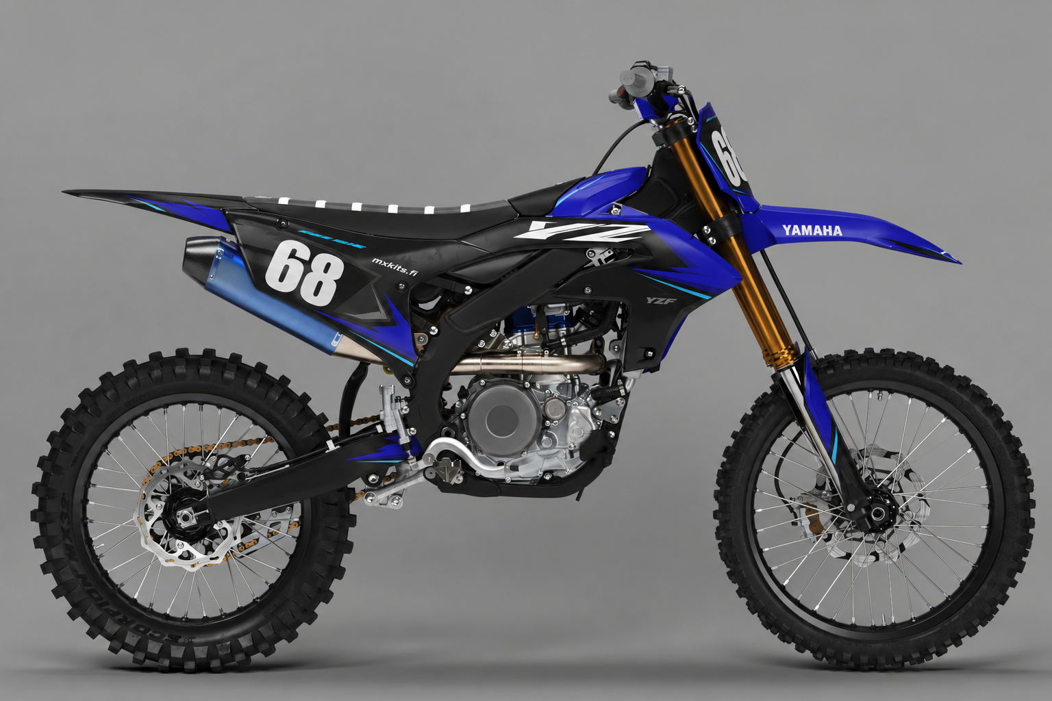 Tummansininen ja musta Yamaha motocross-tarrasarja syaanilla, numero 68, koko moottoripyörä sivulta